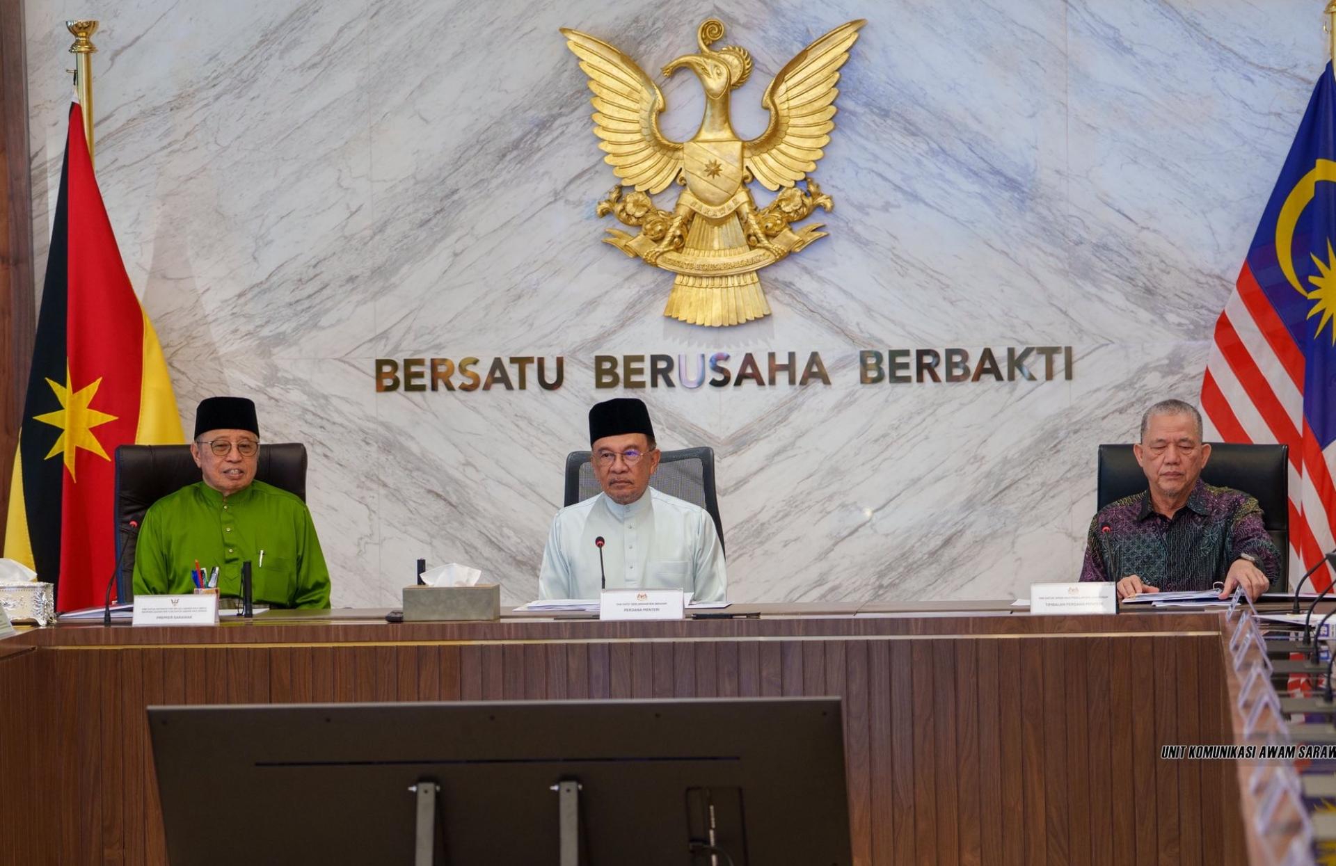 首相拿督斯里安华（中）与砂总理阿邦佐哈里（左）共同主持此次砂拉越发展会议。右为副首相法迪拉尤索。