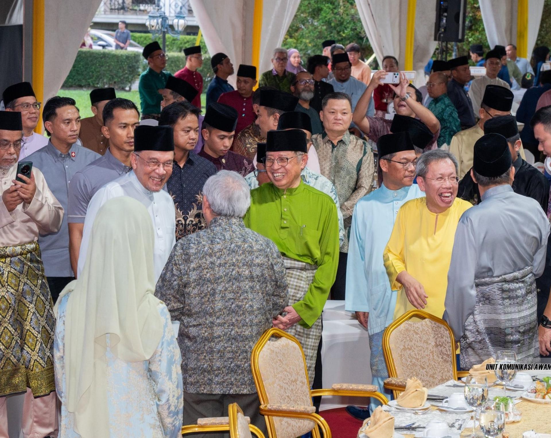 砂总理阿邦佐哈里（中）陪同首相拿督斯里安华抵达开斋晚宴时，受到在场领袖们的迎接。