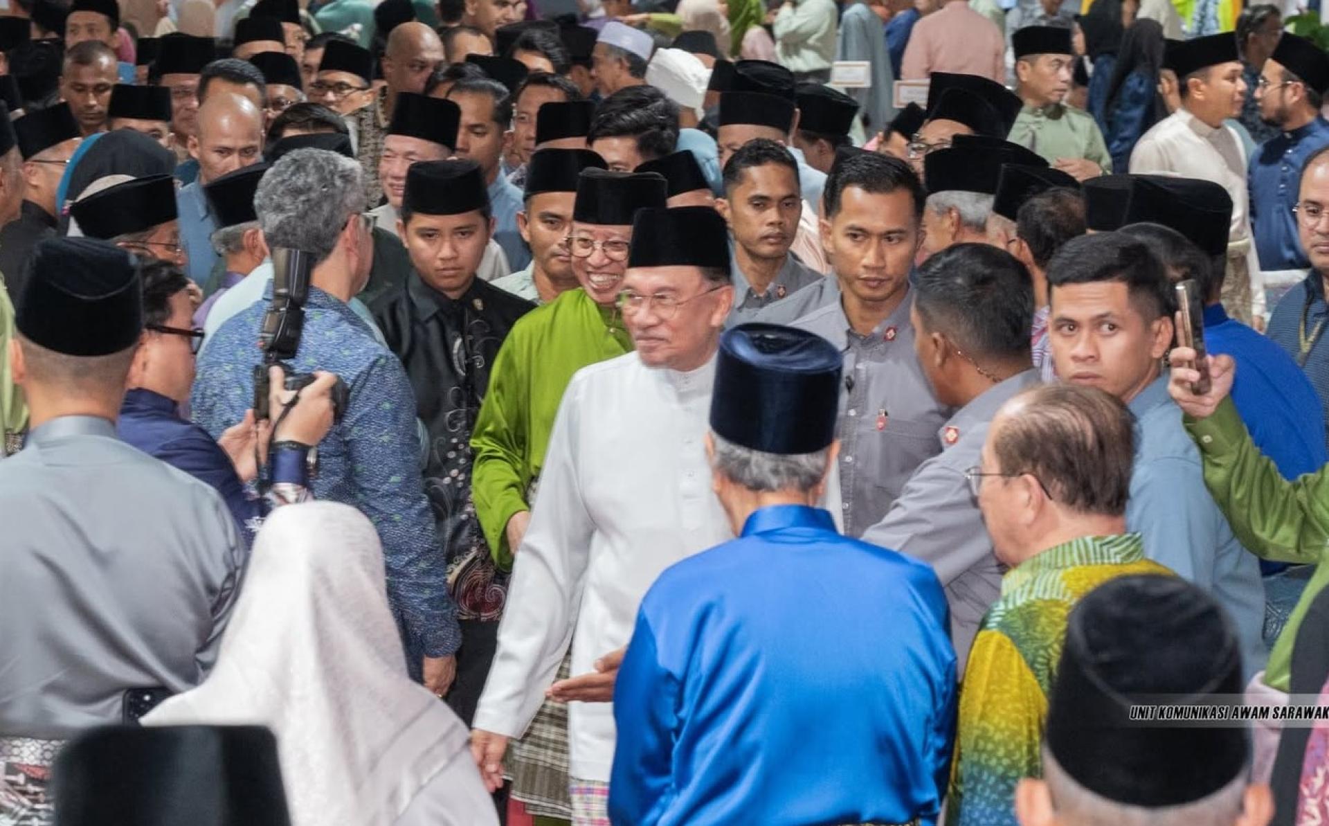 首相拿督斯里安华抵达会场时，受到在场者热烈迎接。