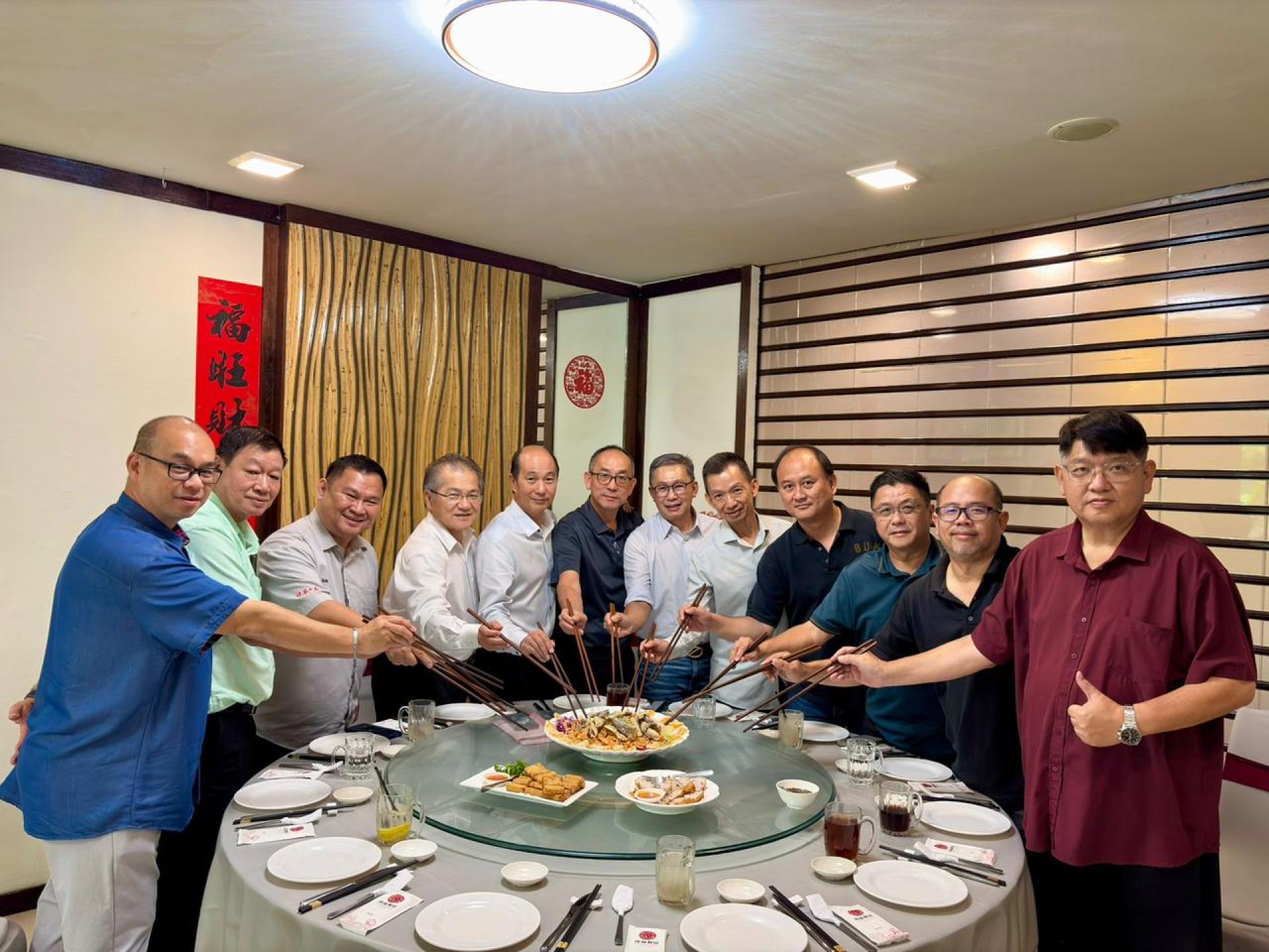 左起朱芑雄、韩镇光、蔡荣照、韩保定、麦顺成、沈贤国、刘长建、吴敏胜、方文杰、连国勋、James Kong以及黄至平等人一同捞生时摄