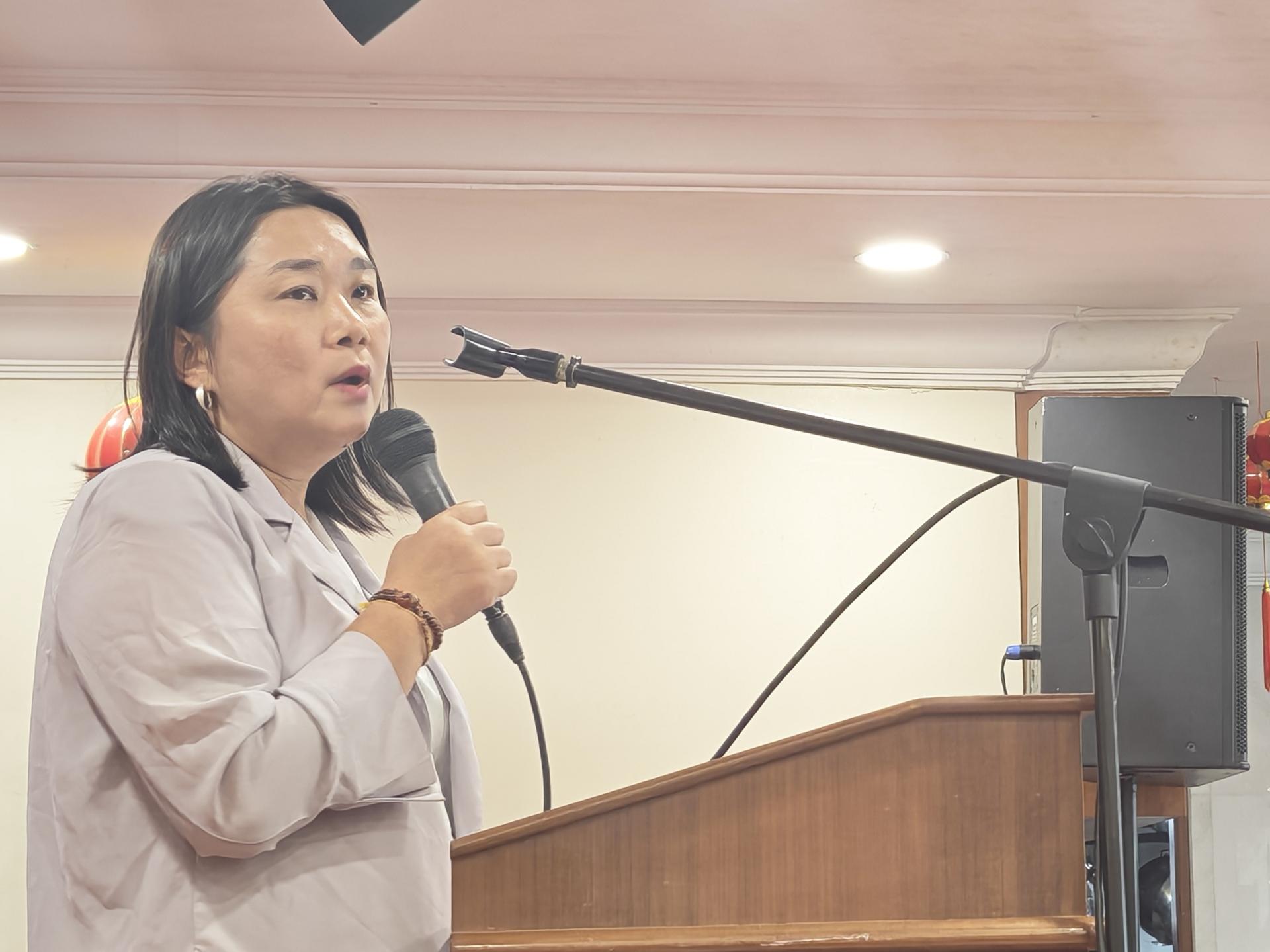 校长贝美娇在舞狮慰劳宴上致词时摄。