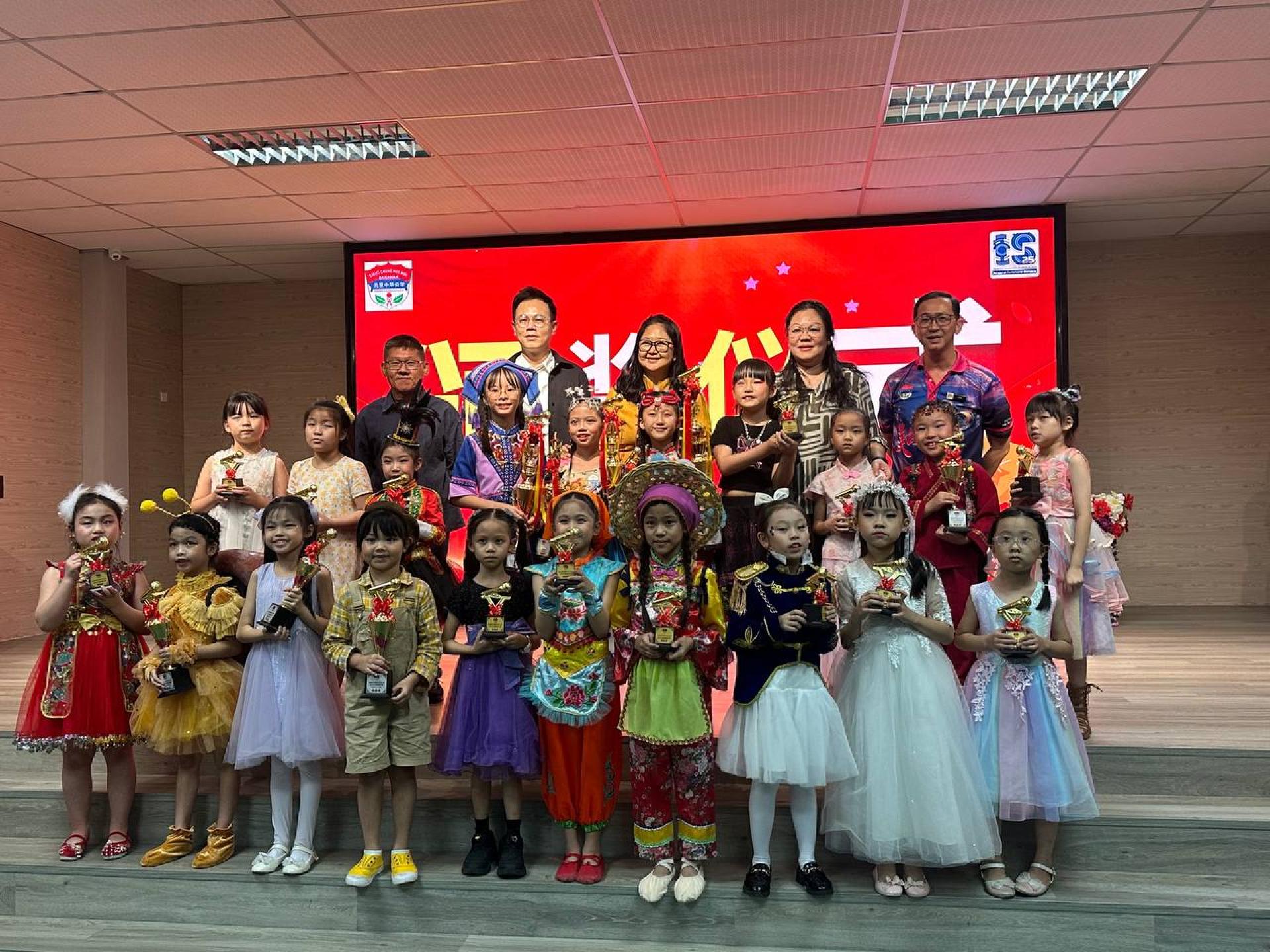 美里中华公学音乐组举办校内华语歌唱比赛得奖者于颁奖礼合影。