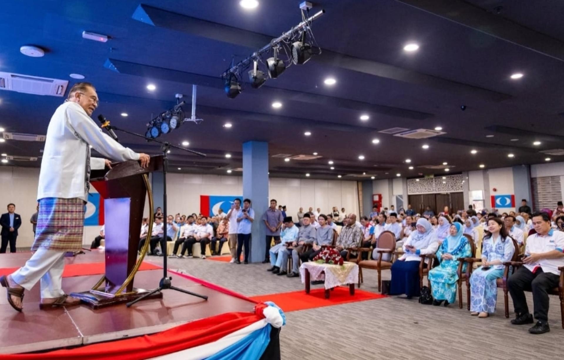 首相兼公正党主席拿督斯里安华发言。