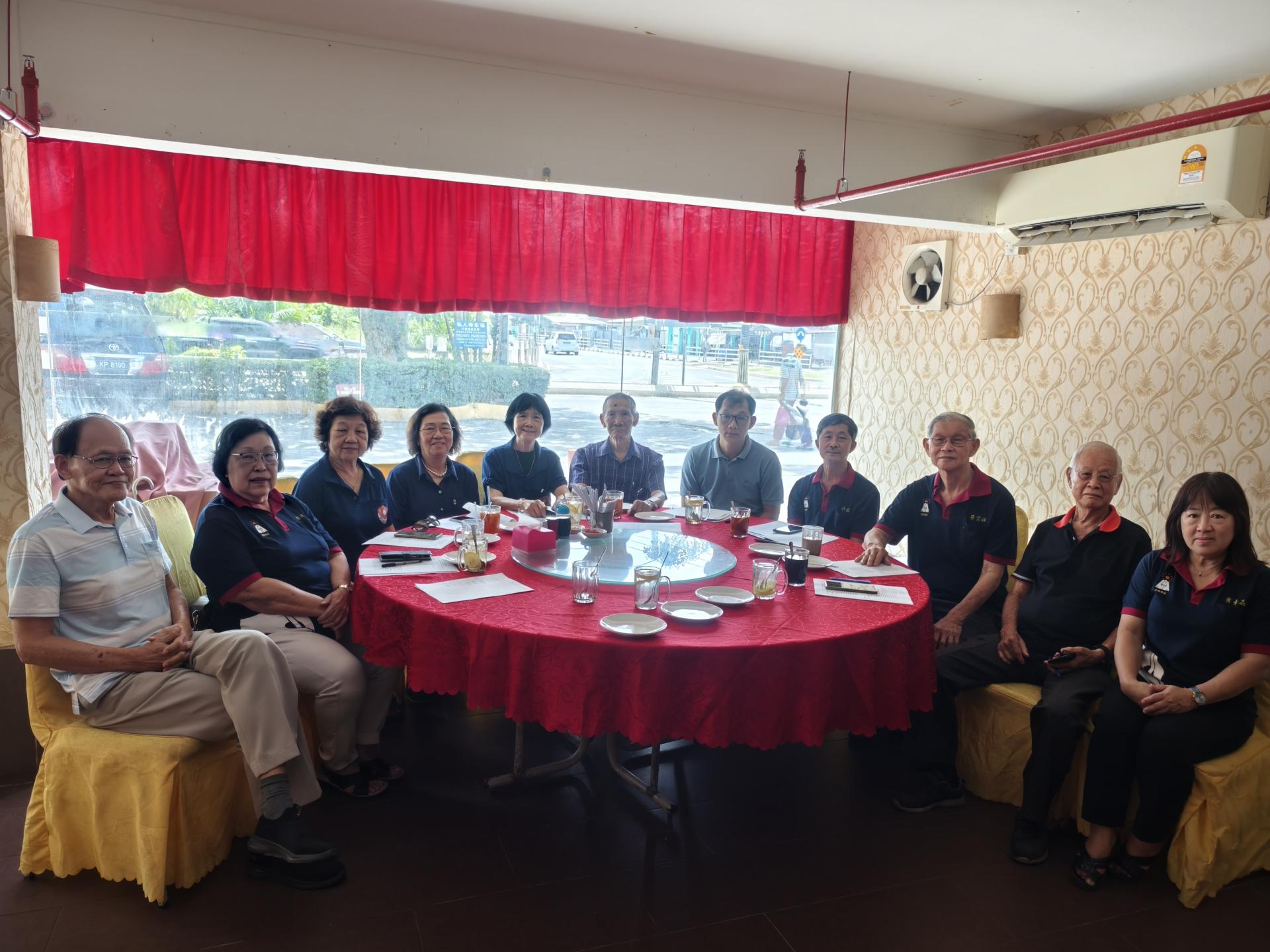 美里笔会举行第33次会员大会暨第19届理事改选，出席者合影留念。美里笔会召开会员大会，出席者合影。右起为财政黄素晶，顾问余求福，顾问蔡宗祥，主席许敬平，以及秘书陈麒。