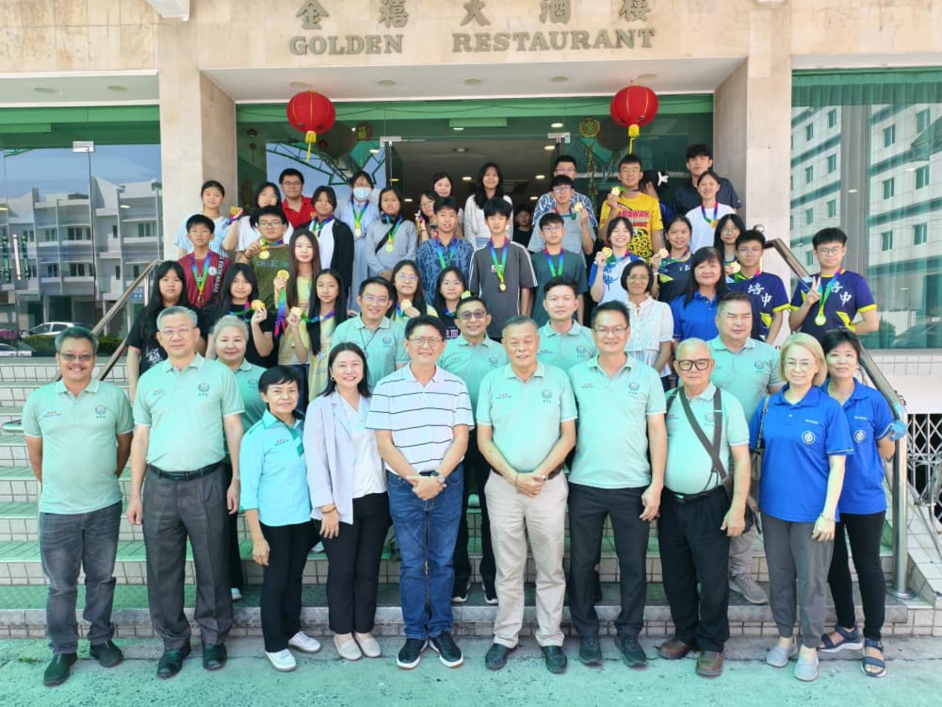 培中瑞狮团于今日举行新春舞狮慰劳宴，图为150名获“记大功”奖学生与董事合影于宴会后。