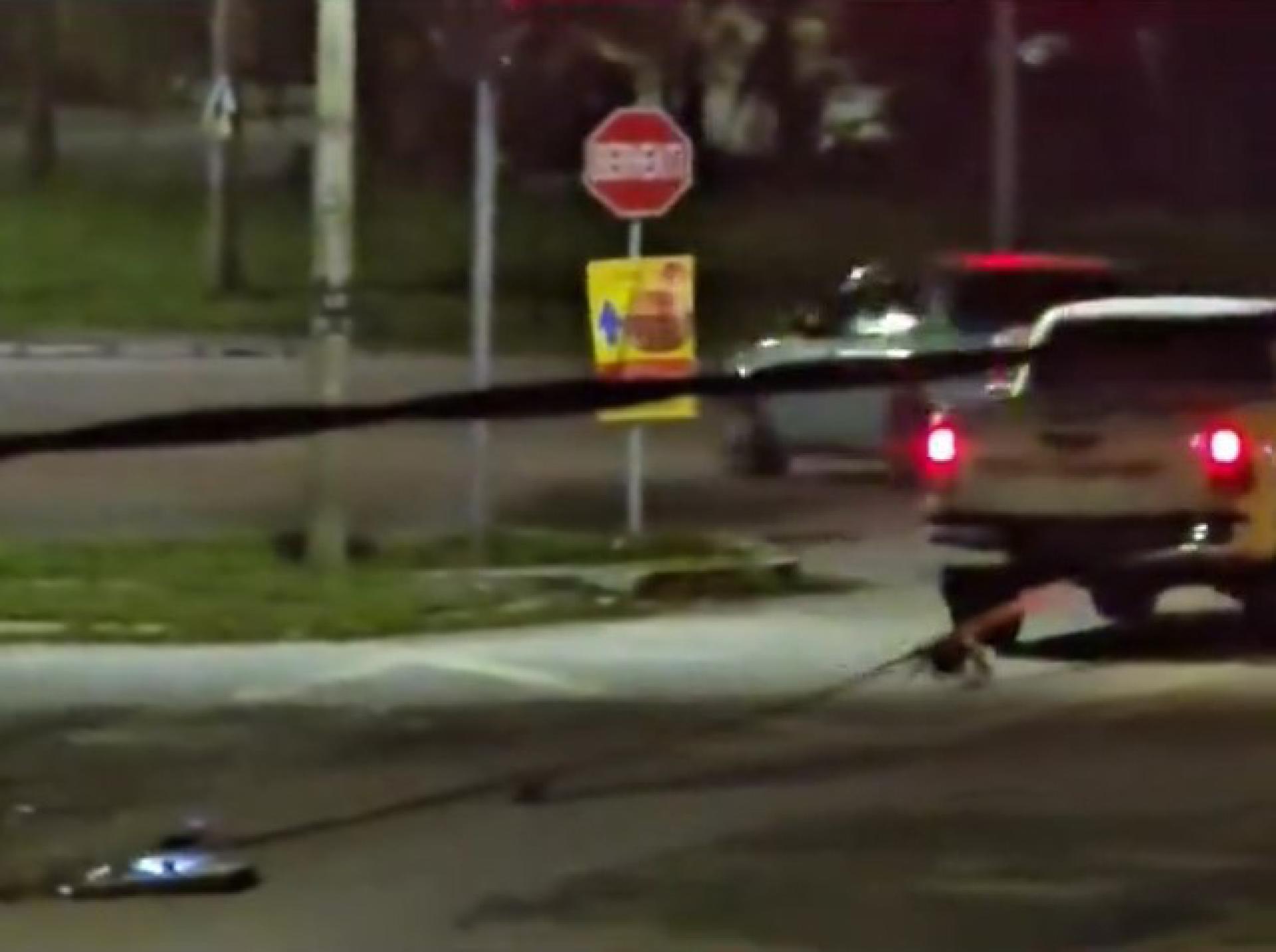 视频开始时可见一辆四轮驱动车拖拉地下电缆向前行驶。