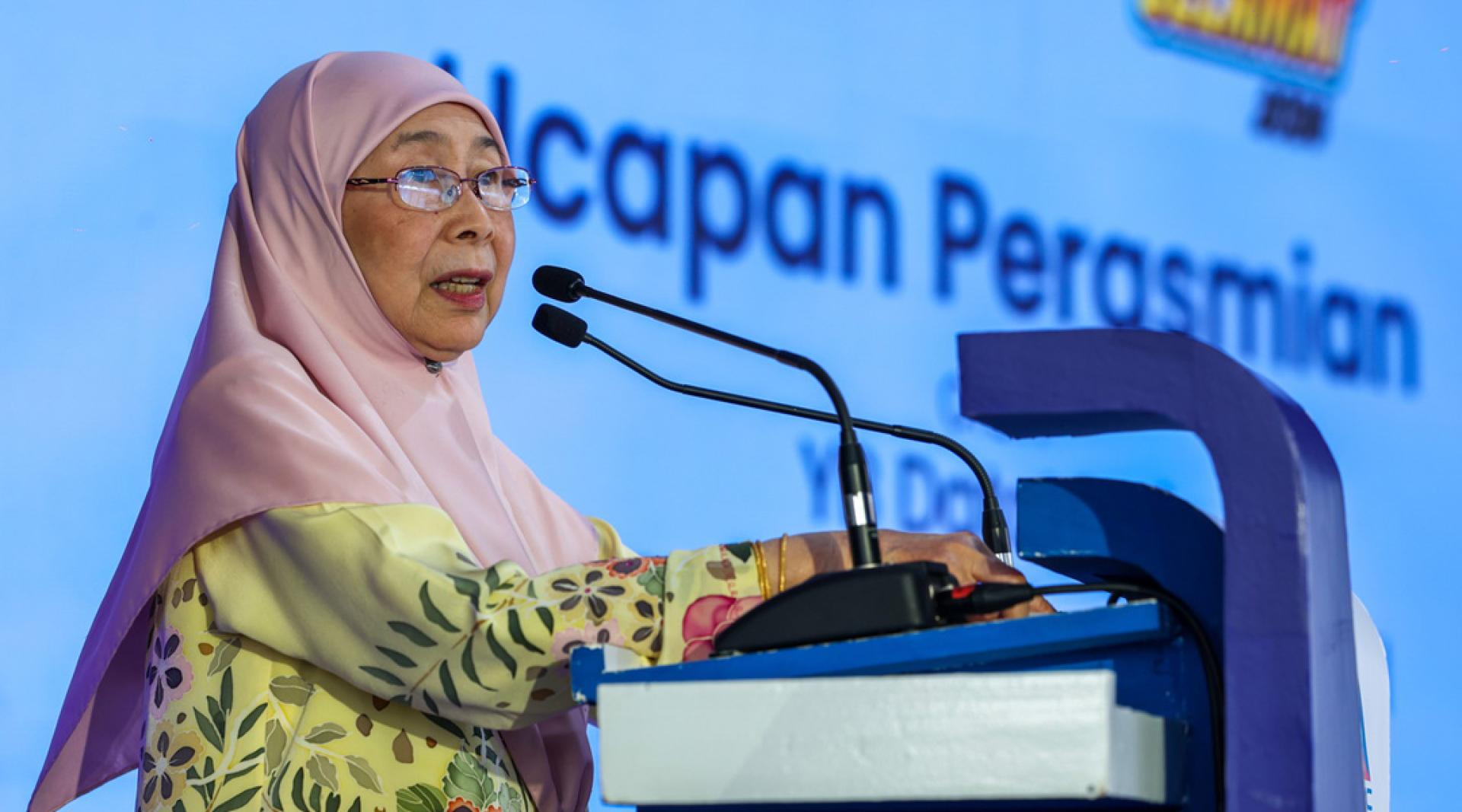 旺阿兹莎为NADI开斋市集主持开幕。