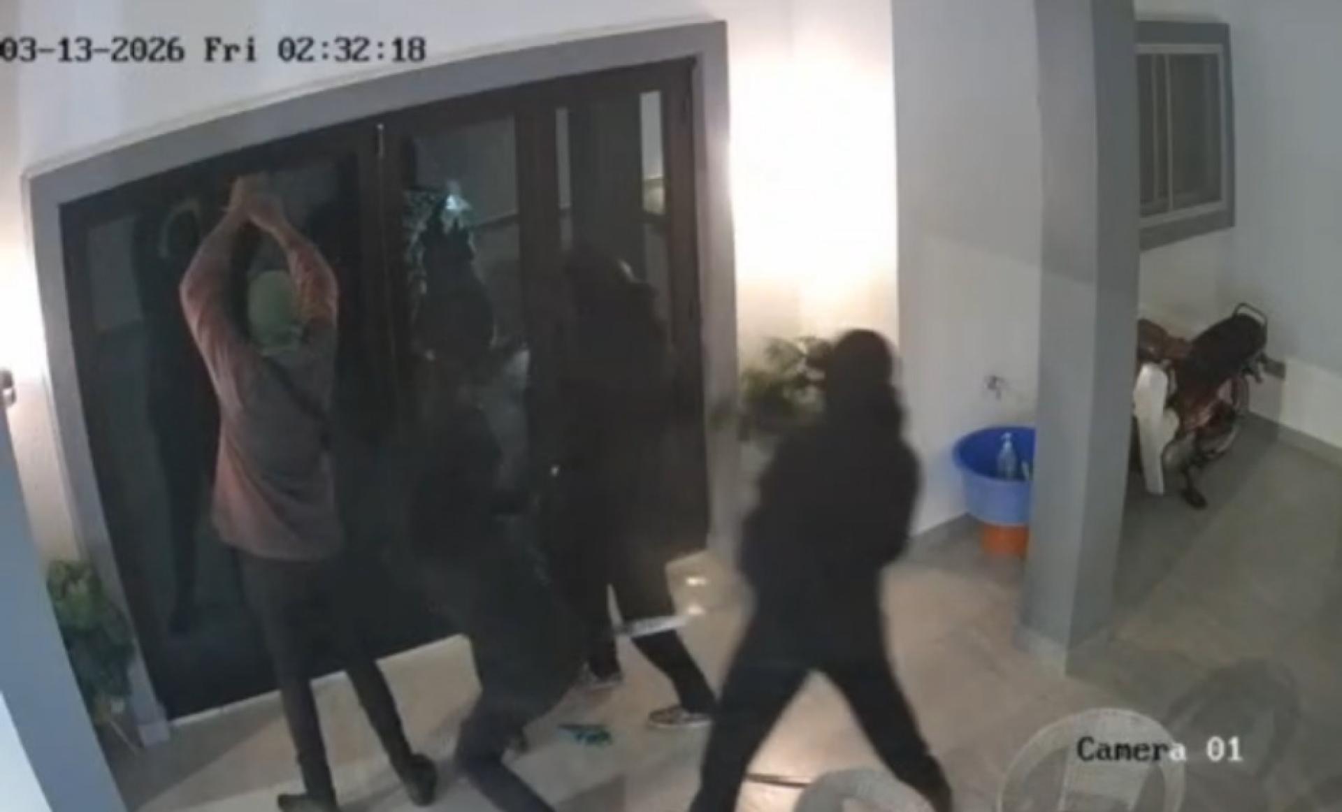 匪徒击碎落地玻璃。