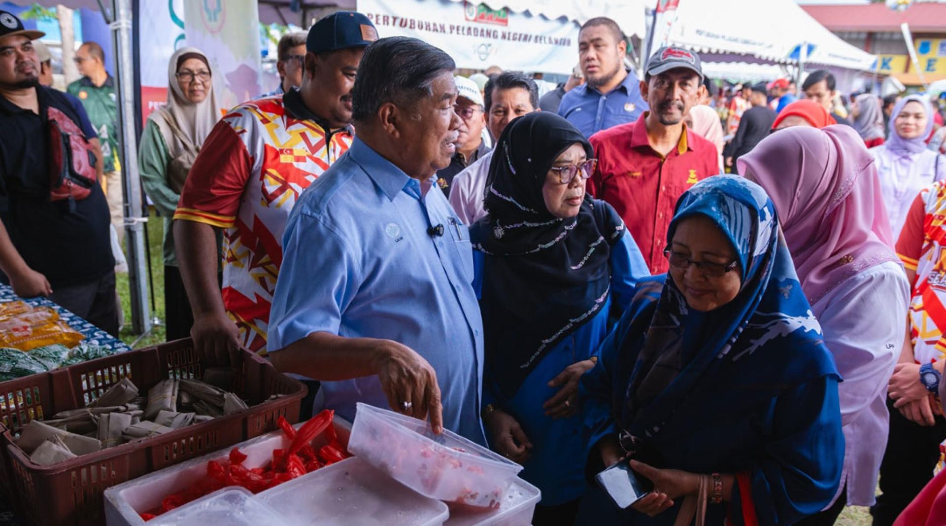 莫哈末沙布席哥打拉惹区昌明农业促销活动开幕仪式。