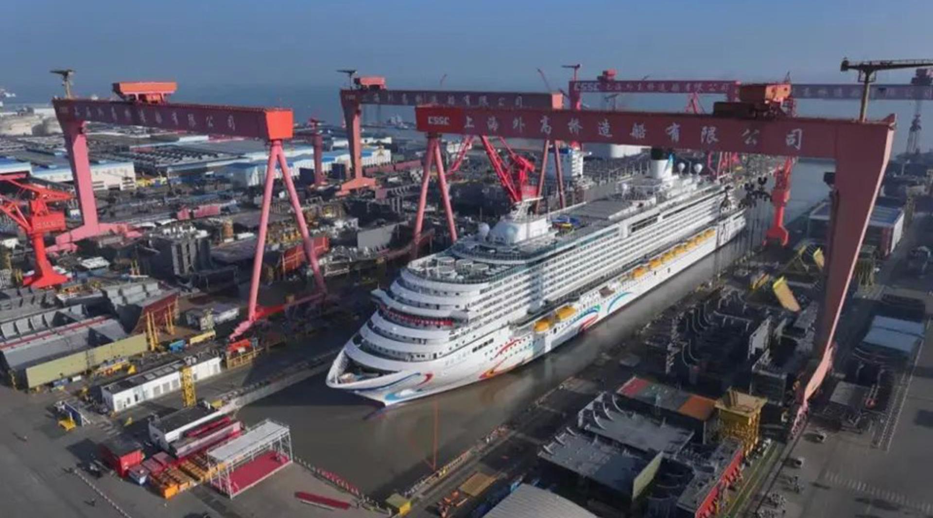 中船集团第二艘国产大型邮轮“爱达·花城号”周六完成了坞内注水，顺利起浮。