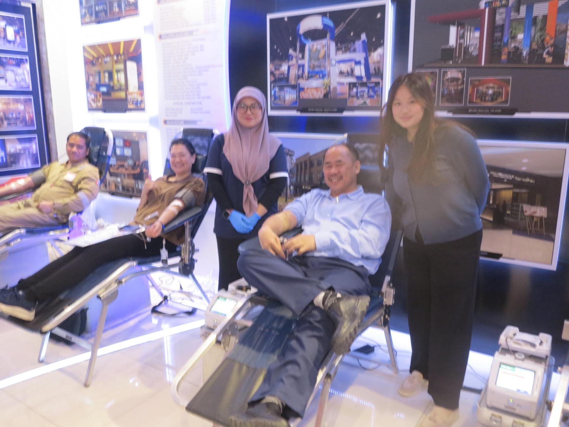 联利有限公司董事经理陈嘉兴捐血时摄，右一为陈志琪