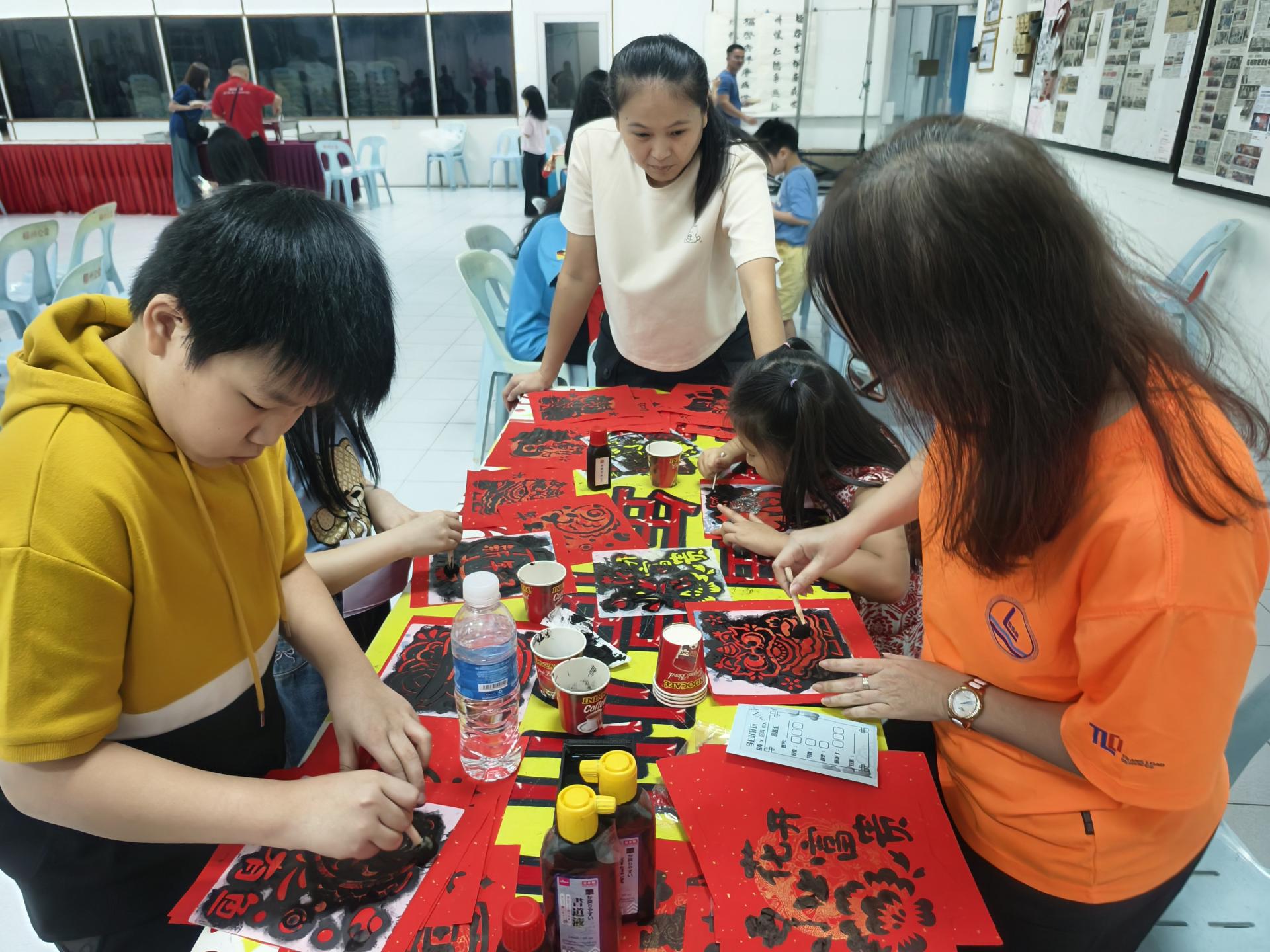 参与者体验新春手作“拓印”挥春，感受传统文化魅力。