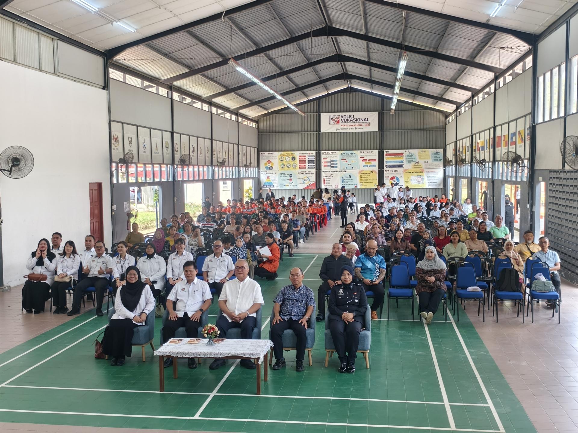 美里职业学院学术颁奖礼上嘉宾及学生合影。