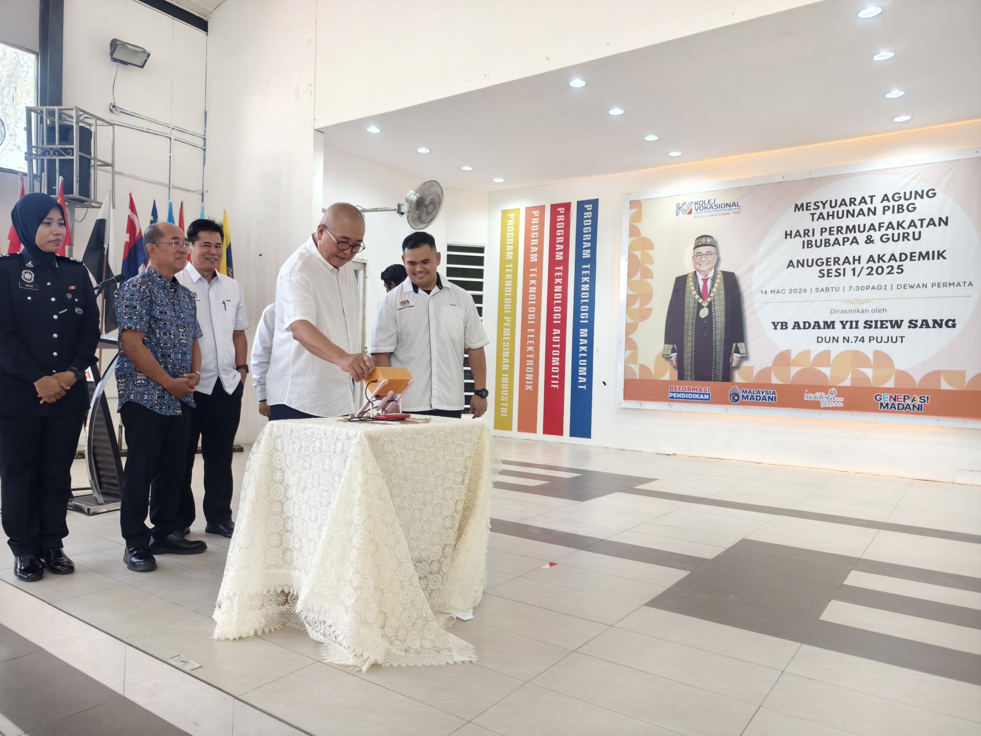 俞小珊为美里职业学院家教协会常年会员大会暨学术奖颁奖礼主持开幕仪式。