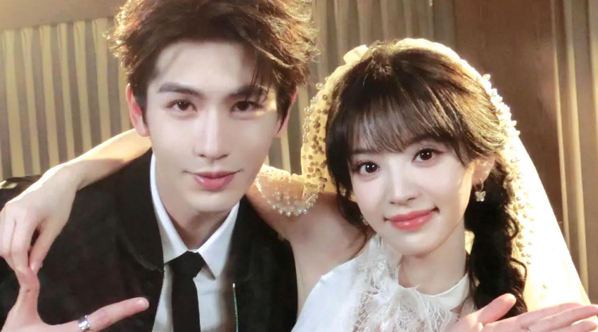 张凌赫（左）和田曦薇主演的《逐玉》热播中。