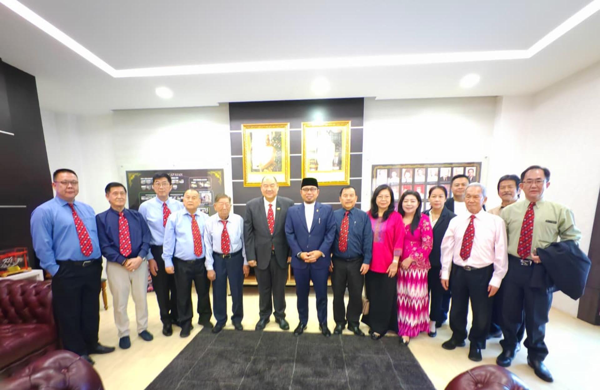 摩拉县代县长彭基兰阿米尔穆巴拉与斯市中华总商会理事合影