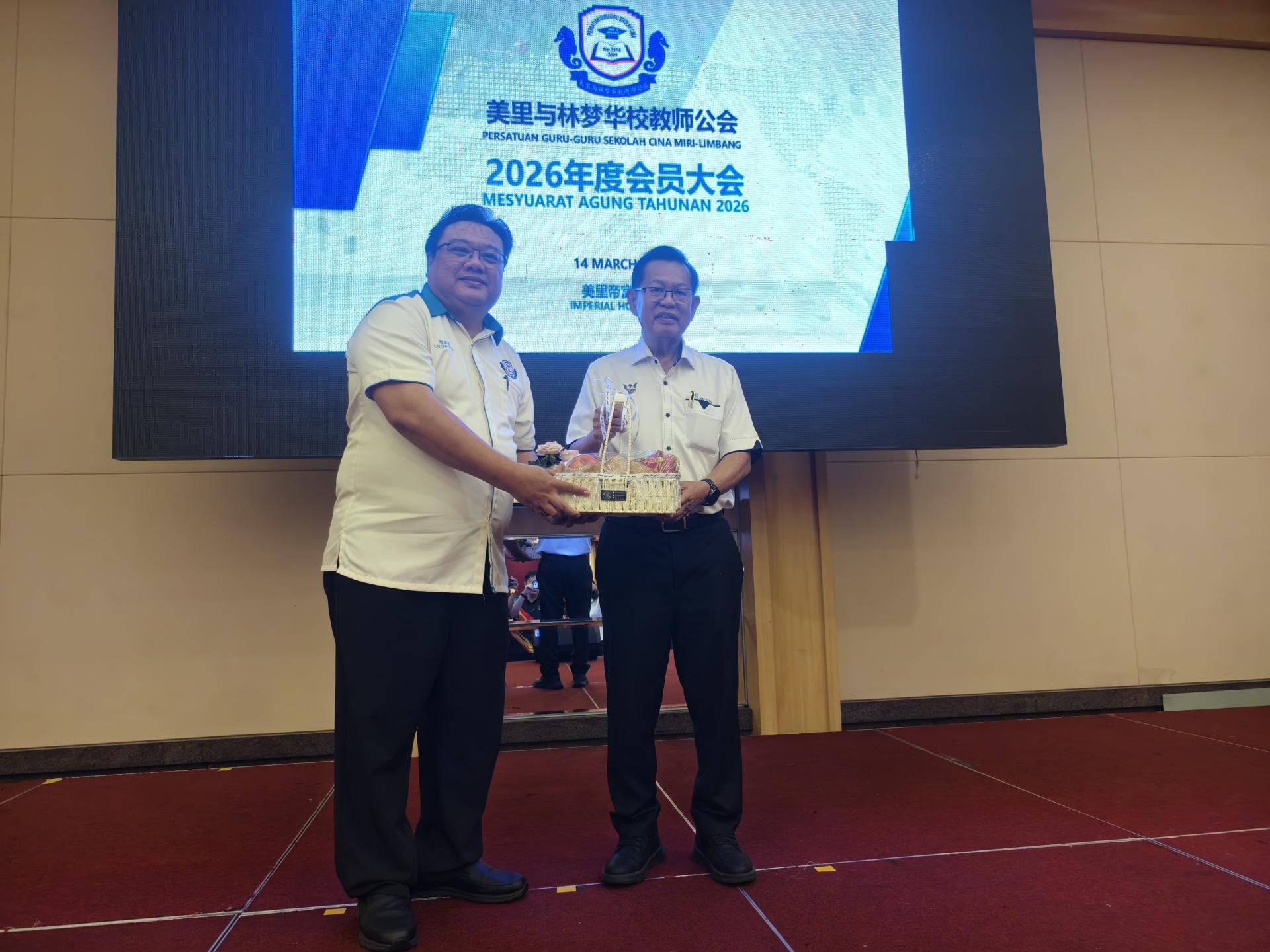 美里与林梦华校教师公会主席赖昭恬（左）赠送纪念品给砂拉越交通部长拿督斯里李景胜。