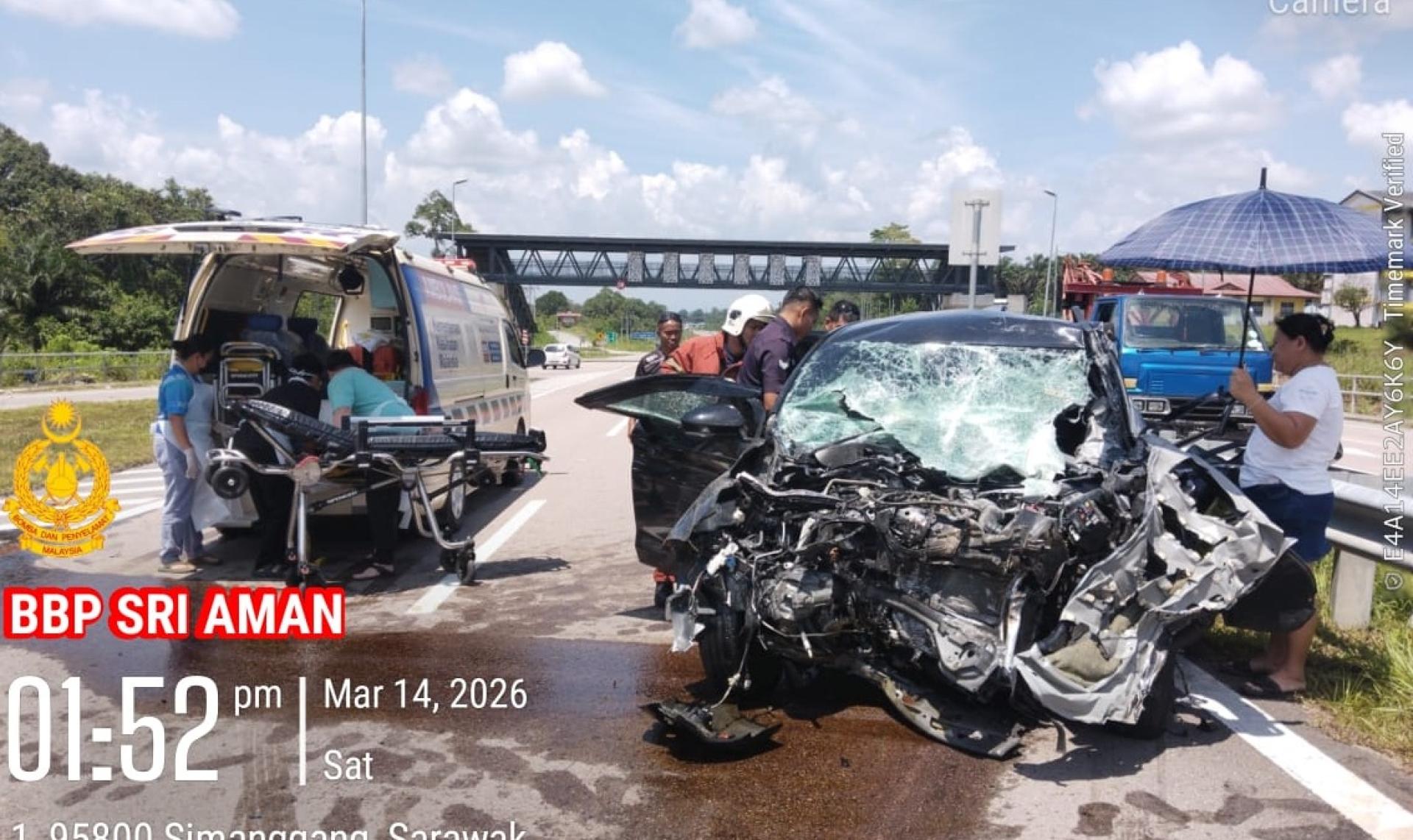 轿车前头懒得稀巴烂。