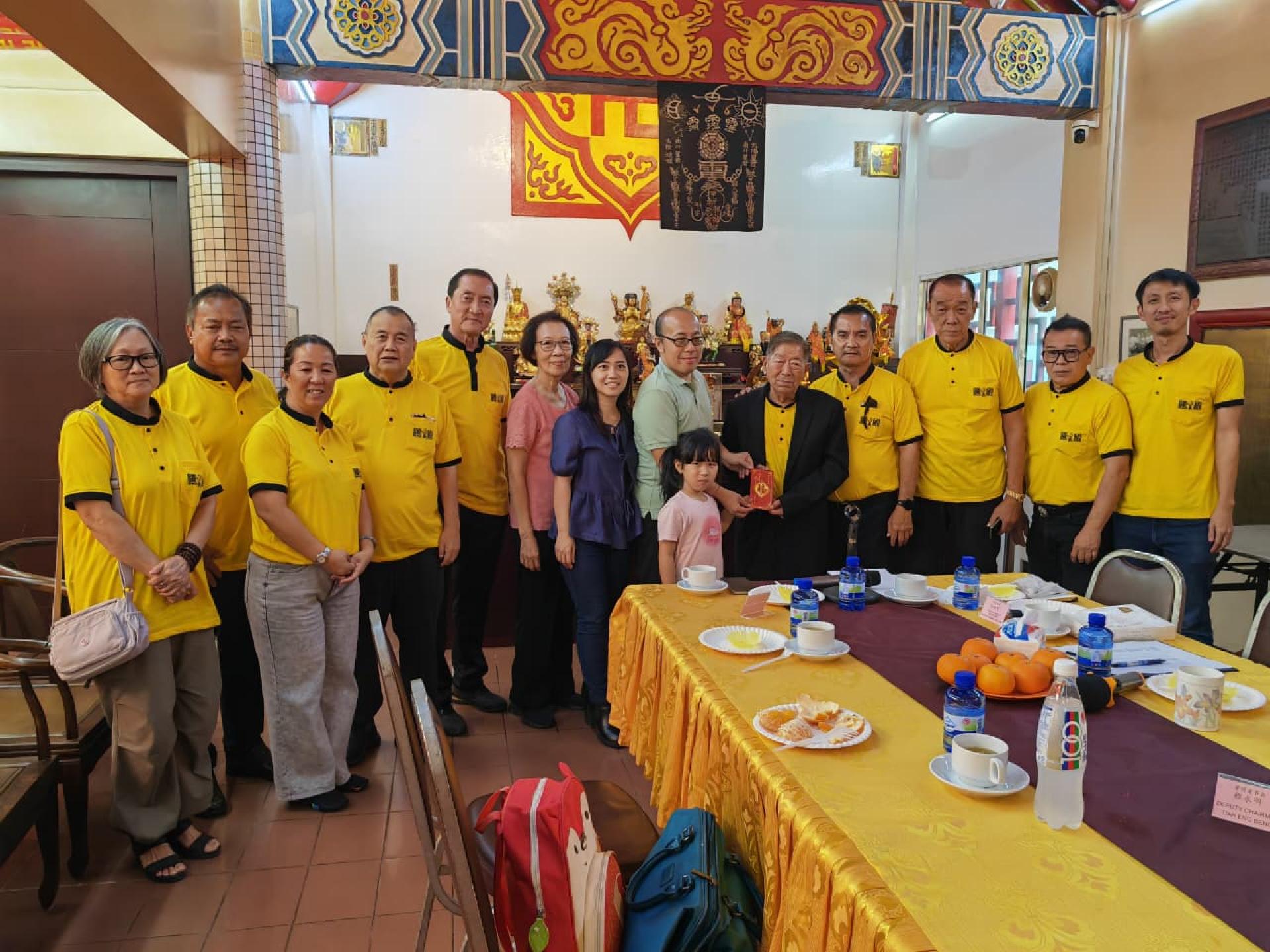 印尼玛琅永安宫薛世伟副主席捐款予腾云殿，并由李永贞董事长代领