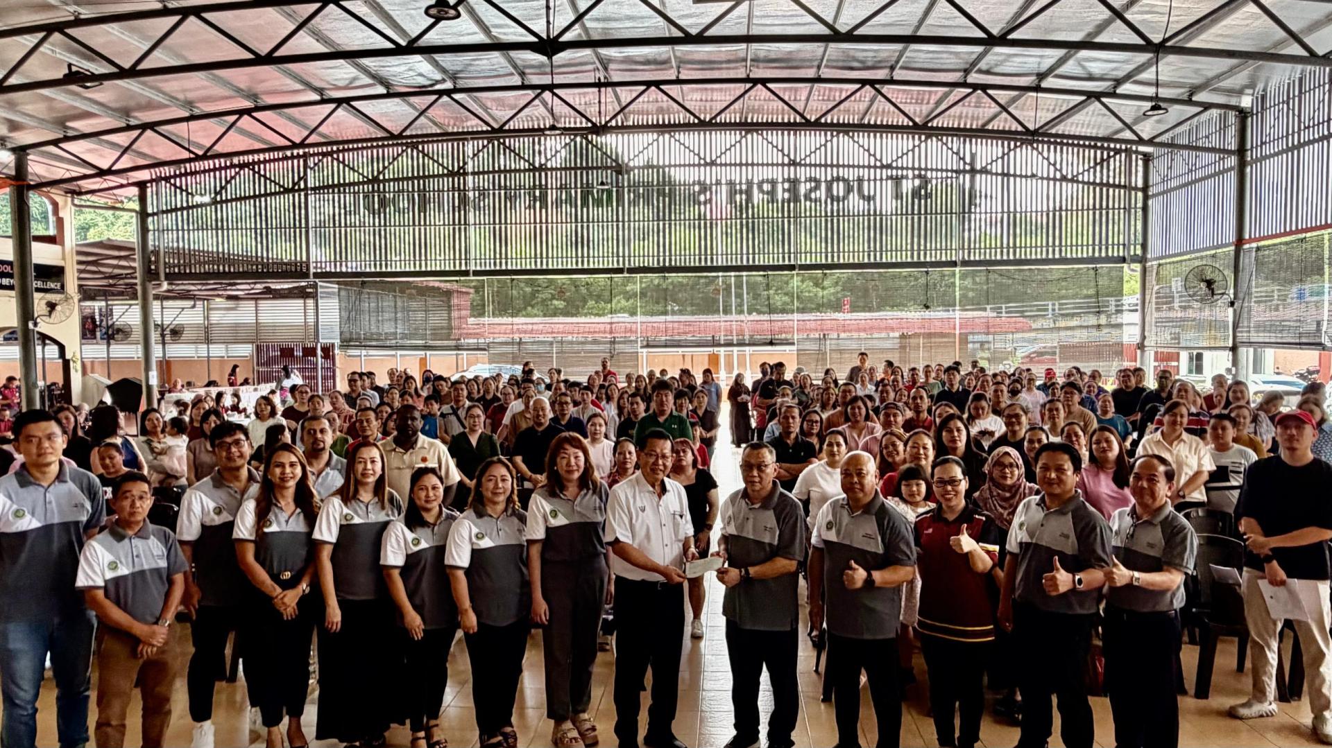 砂拉越交通部长兼史纳汀区立法议员拿督斯里李景胜在大会上移交1万令吉拨款予圣约瑟小学家教协会充作为活动经费。