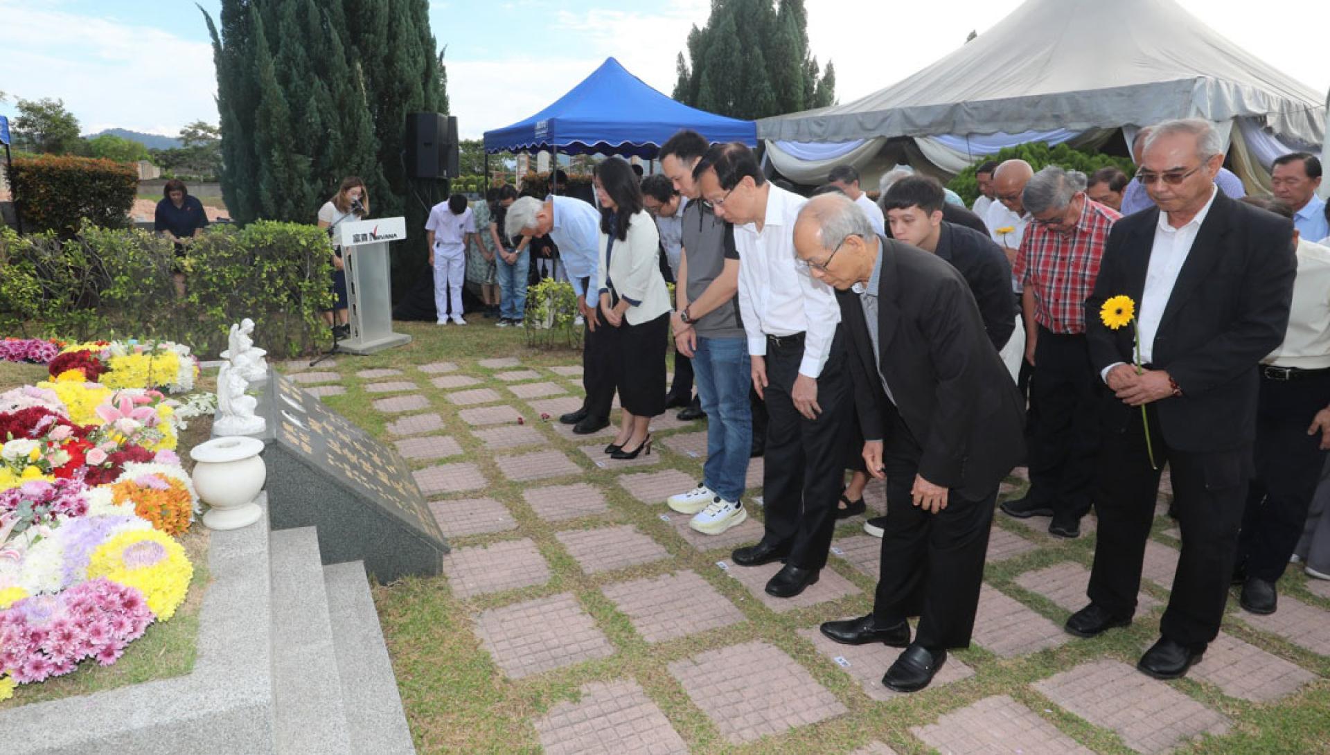 蔡庆文（前排右起）、陈友信、杨立楷、刘立瑜及谢立意向林晃昇致意。