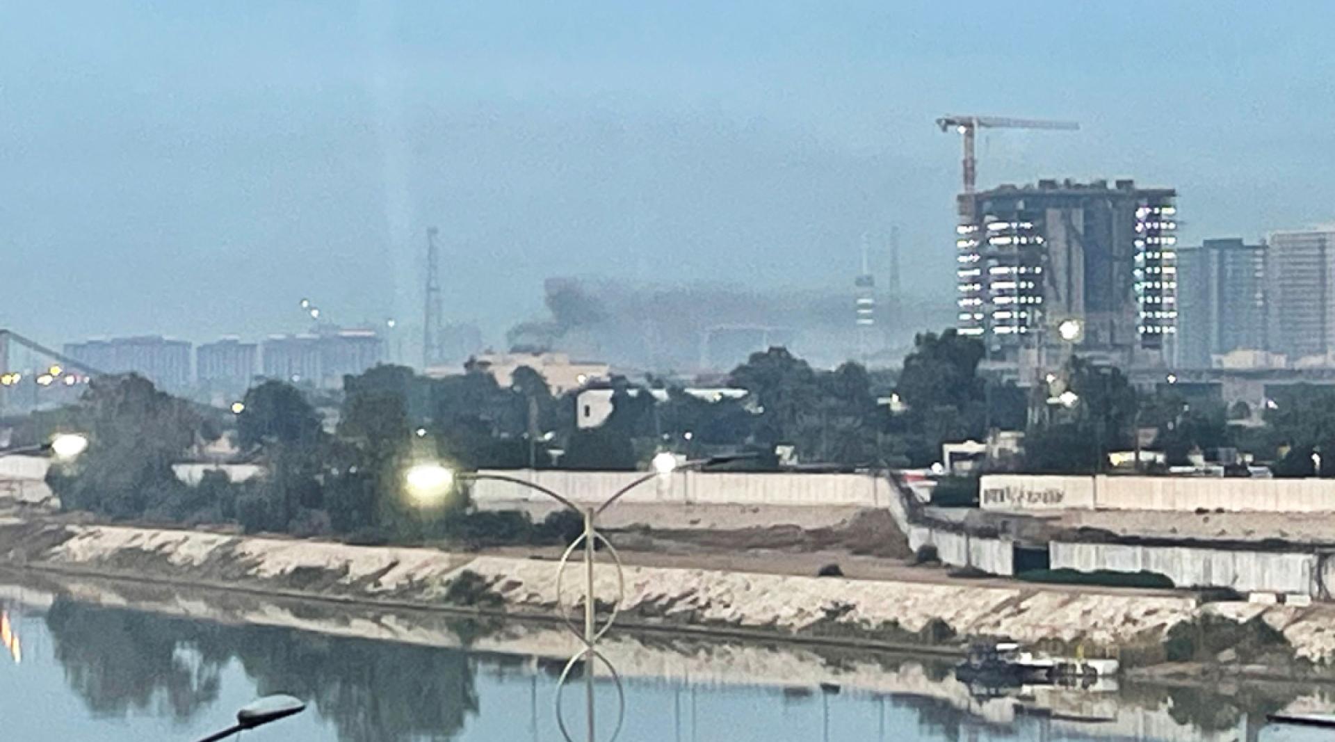 美国驻伊拉克巴格达大使馆14日遭攻击，法新社记者在现场看到使馆建筑群上空升起浓烟。