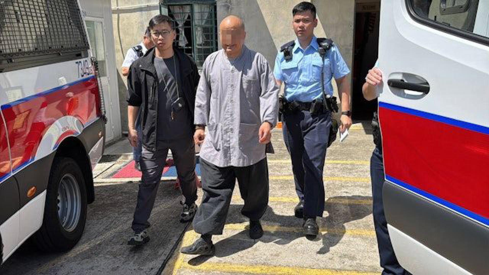 一名和尚涉嫌袭击致他人身体受伤被捕，登上警车离开。