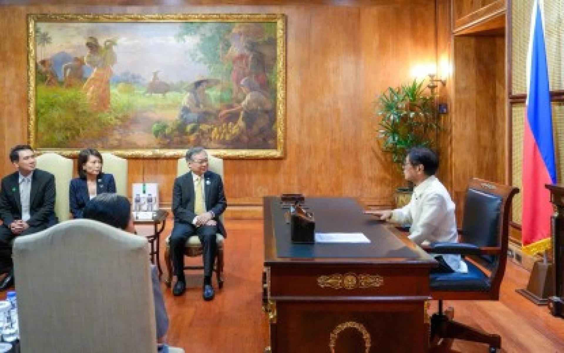 菲律宾总统小马科斯（右）于3月12日（星期四）在马尼拉马拉坎南宫会见新加坡副总理兼贸工部长颜金勇（右二）。