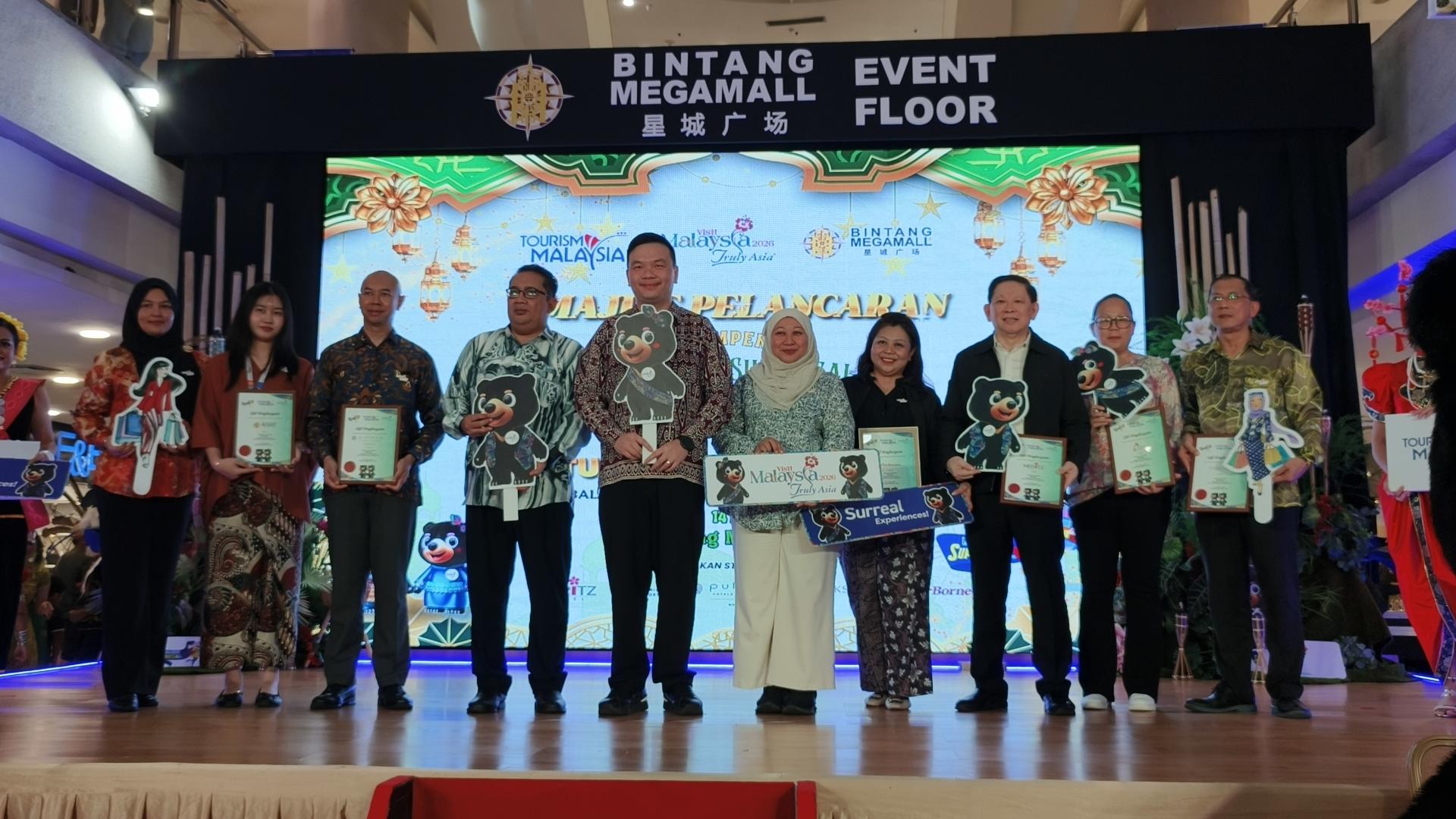 赵俊文（左5）为2026年马来西亚超级减价活动主持推展礼，与嘉宾合影