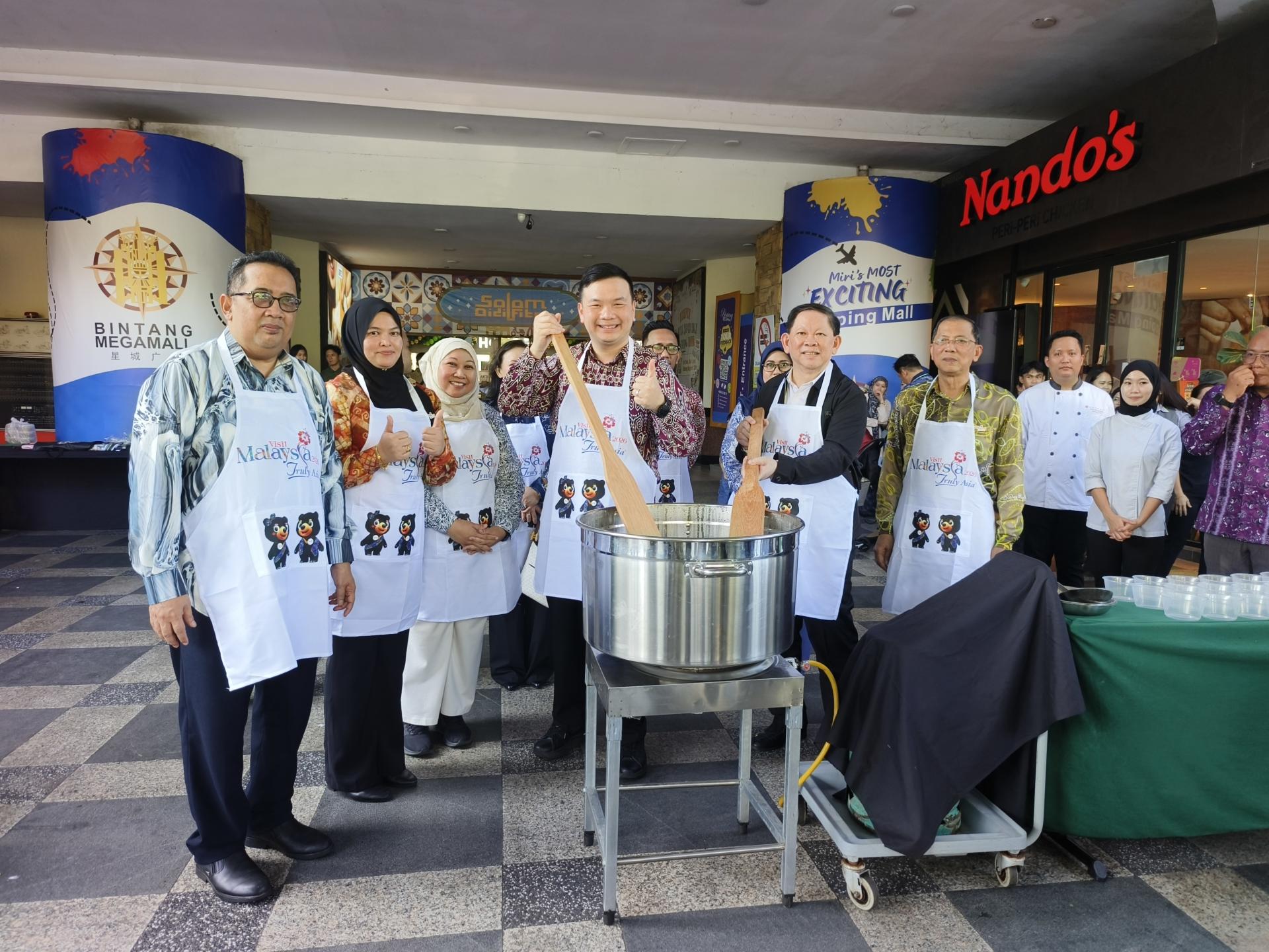 赵俊文（左4）派发杂锦粥，与民众共享斋戒月传统美食活动上，与嘉宾合影。