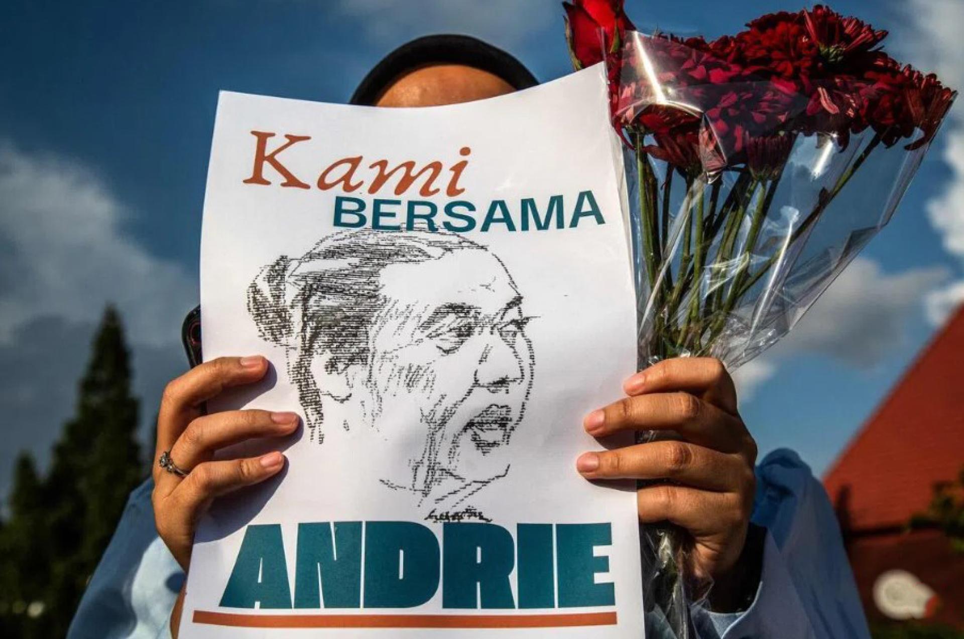 印尼维权领袖安德烈遭人泼强酸受伤后，日惹当地的维权组织上街集会，对安德烈表达支持。