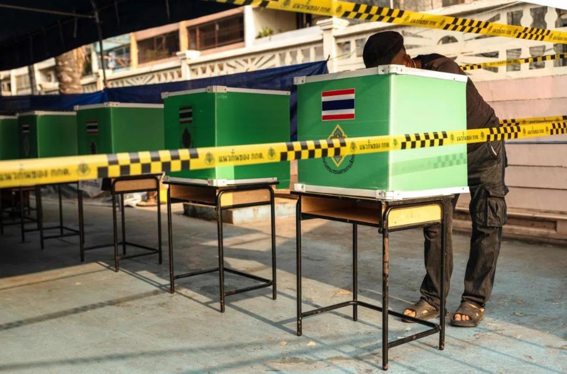 泰国监察专员办公室日前向宪法法院提出申请，要求审查选票上条码和二维码是否违反投票保密原则。图为2026年2月8日，曼谷投票站。
