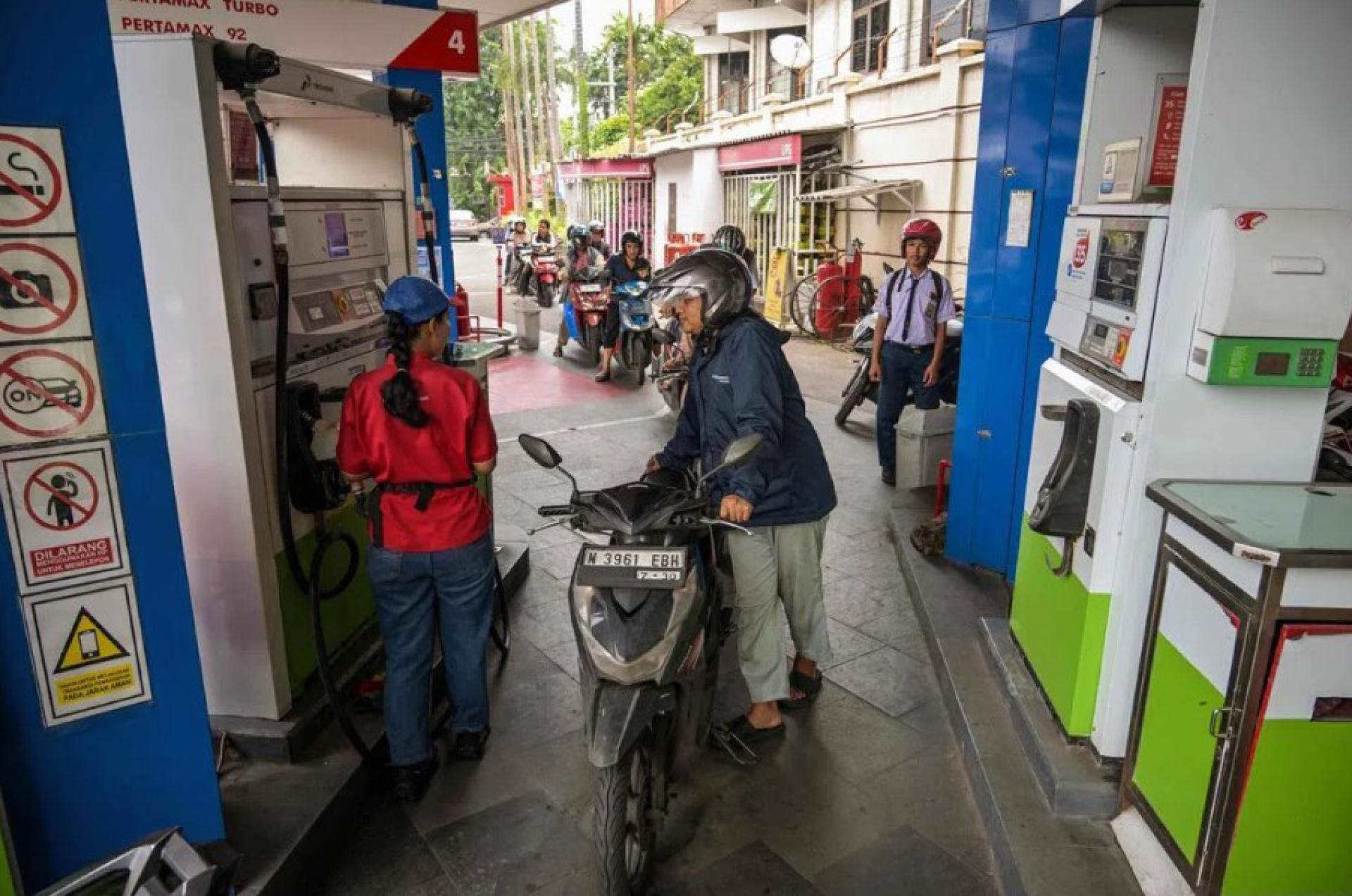 印度尼西亚长期以来通过津贴，把国内油价和电价维持在民众可负担的水平，但国际油价走高，考验印尼是否有足够财政空间津贴油价涨幅。图为3月9日，摩托车骑士在东爪哇省泗水市一座加油站添油。
