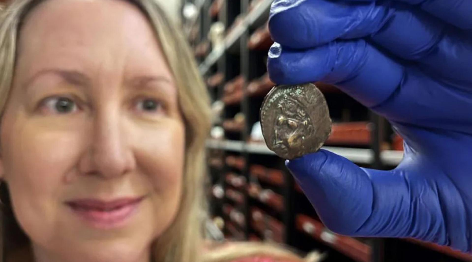 这枚硬币是公元前1世纪所铸造的古物。