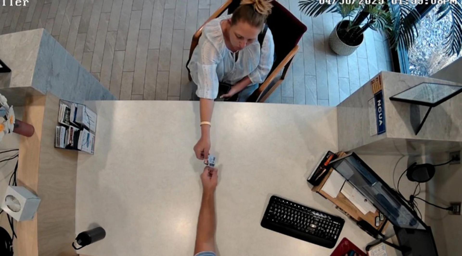 用假身分证明提出巨额金钱的疑凶身影照片。