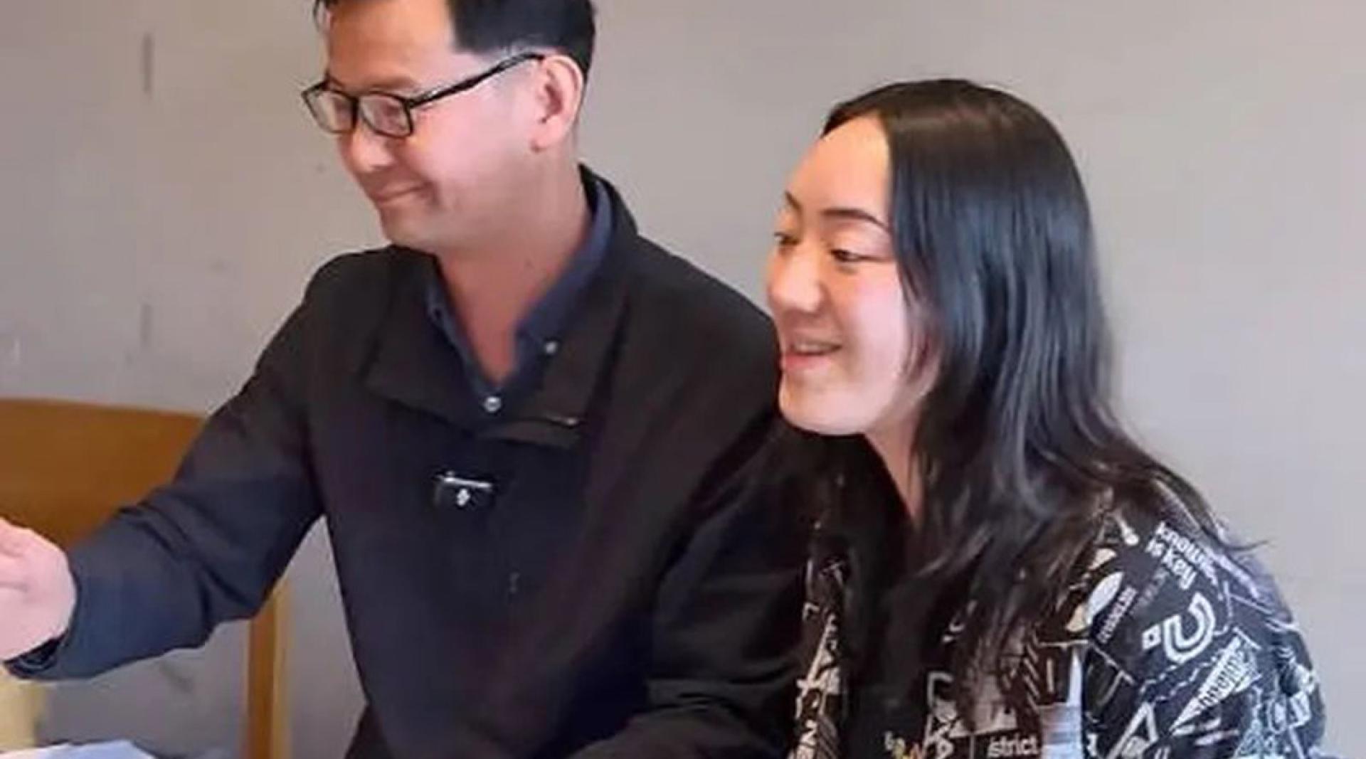 28年前遭遗弃的洪杨丽（右），12日从荷兰飞抵南昌，在志愿者协助下与失散多年的亲生父母相认。