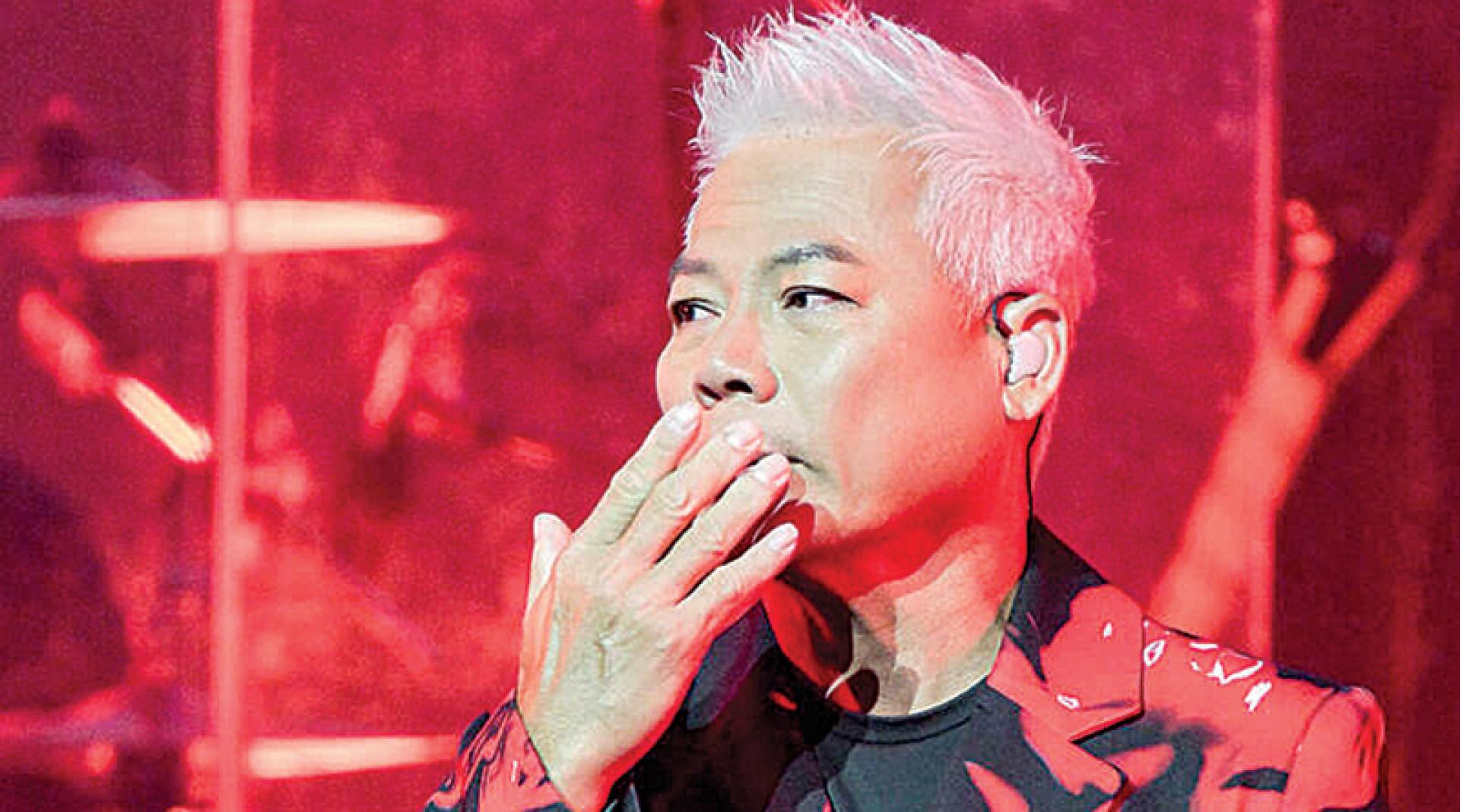 巫启贤想到袁惟仁忍不住泪洒舞台。