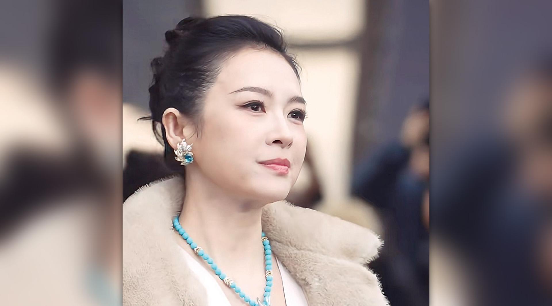 章子怡圆润的鹅蛋脸，贵气十足。