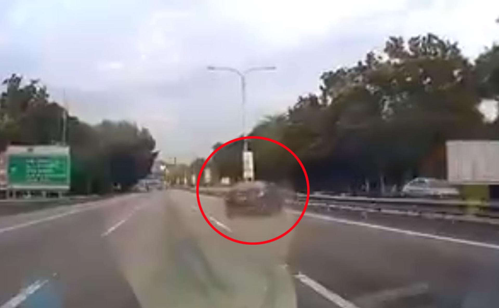 大道上轿车打滑。