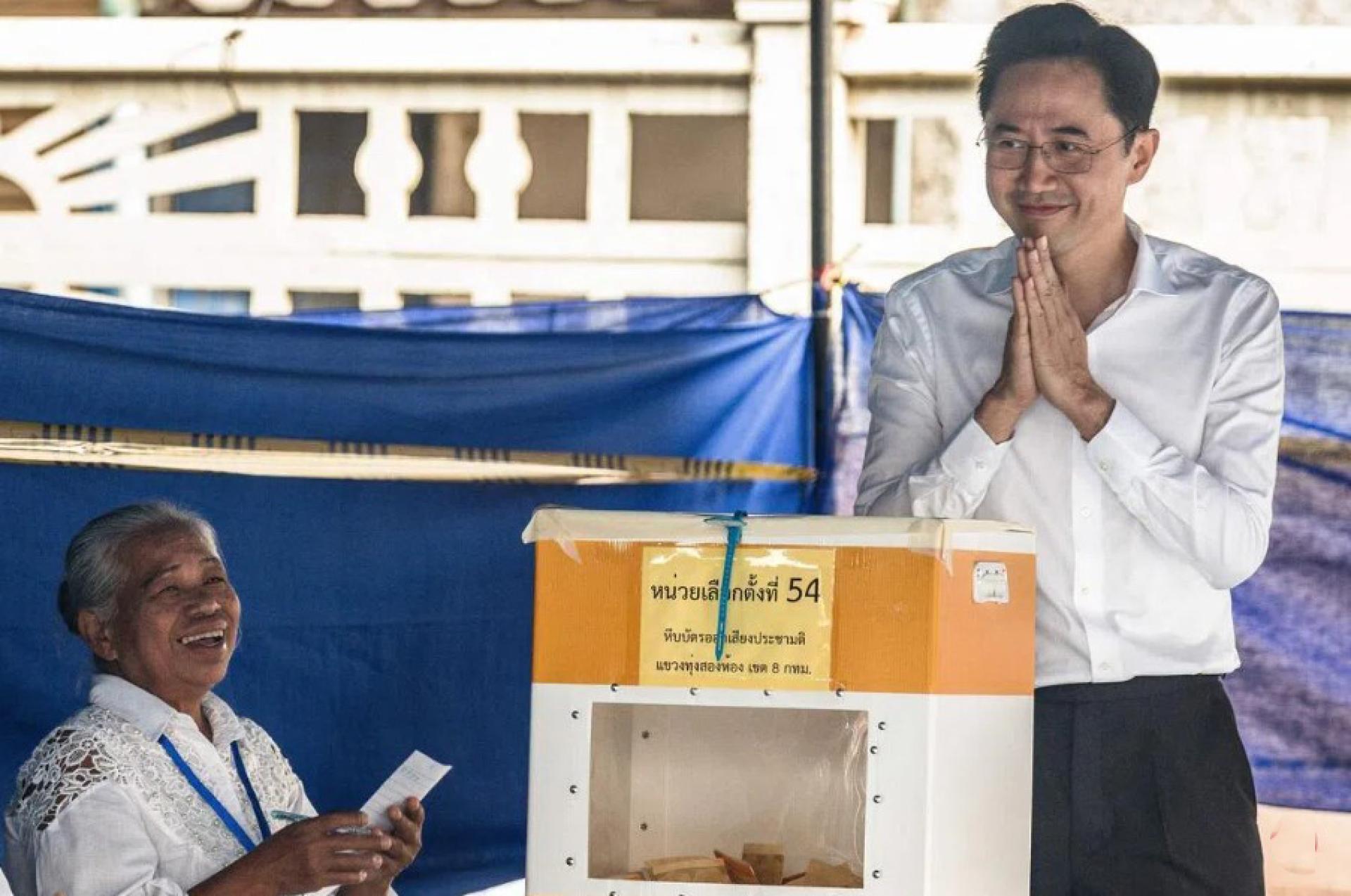 泰国2月8日举行大选，为泰党首相候选人裕差南当天在曼谷一个投票站投出自己的选票。他也是为泰党前首相达信的外甥。