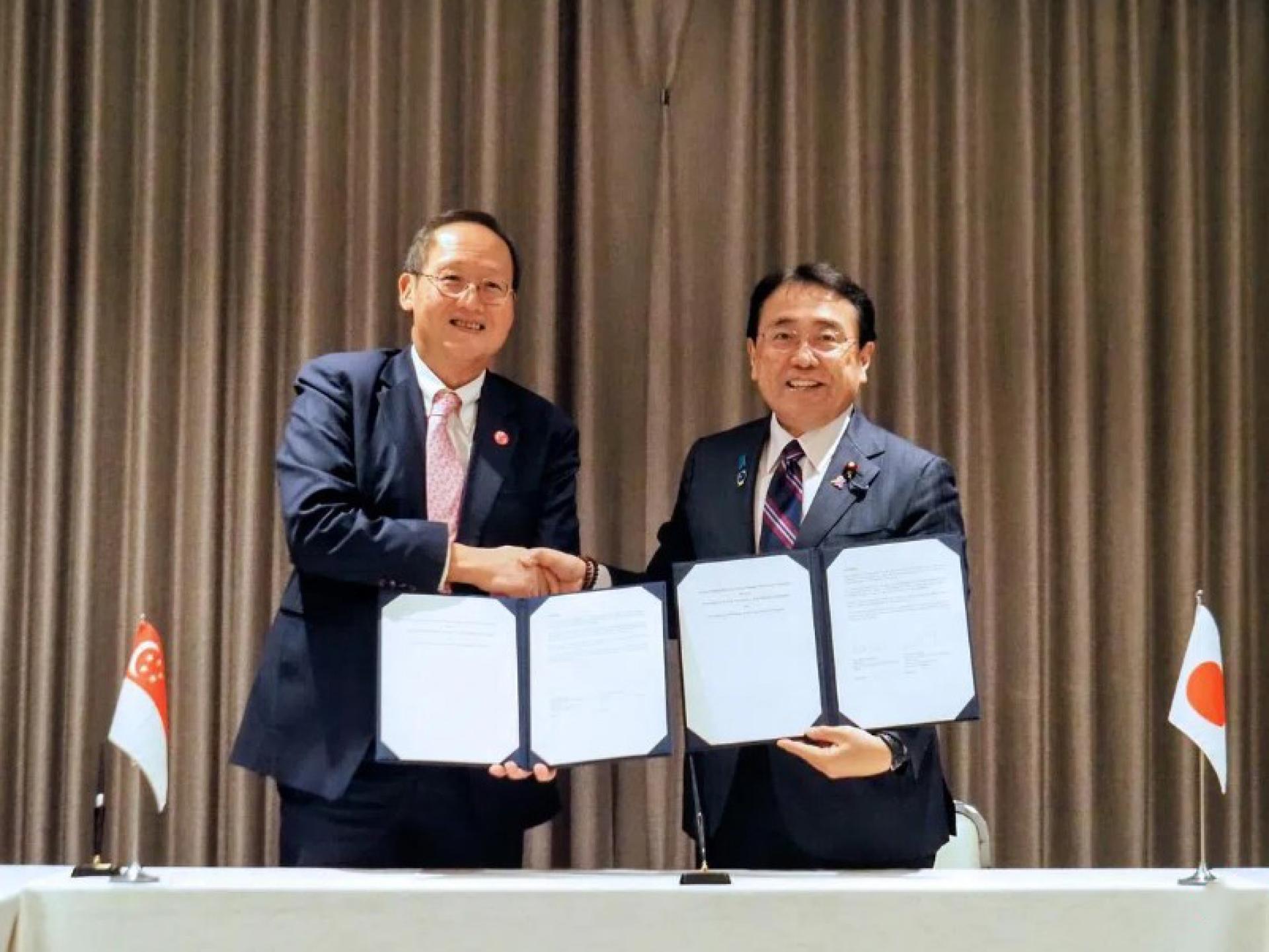 主管能源与科技事务的人力部长陈诗龙医生（左）星期天（3月15日）代表贸工部，与日本经济产业部长赤泽亮正签订了“能源、可持续发展与气候变化合作框架”（Energy, Sustainability, and Climate Change Cooperation Framework）。