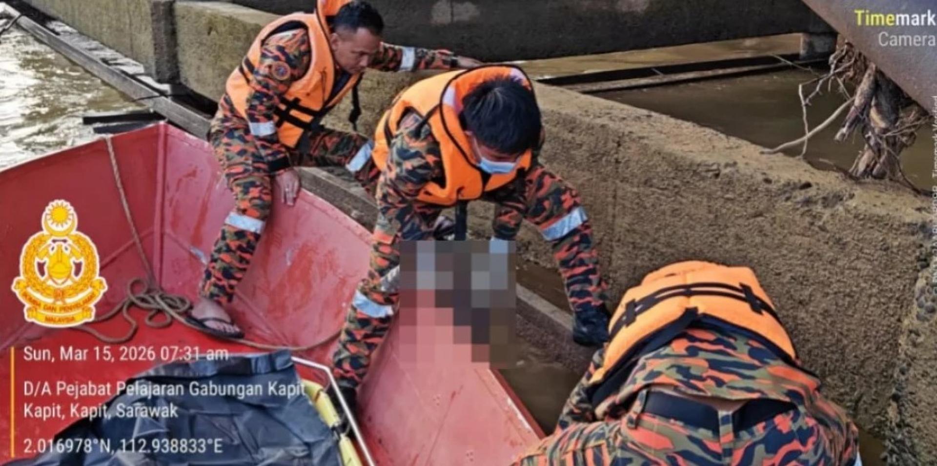 加帛消防及救援站的消防员于周日上午在布拉甲码头附近拉让河打捞起25岁男子遗体，结束了为期两天的船只翻覆搜救行动。