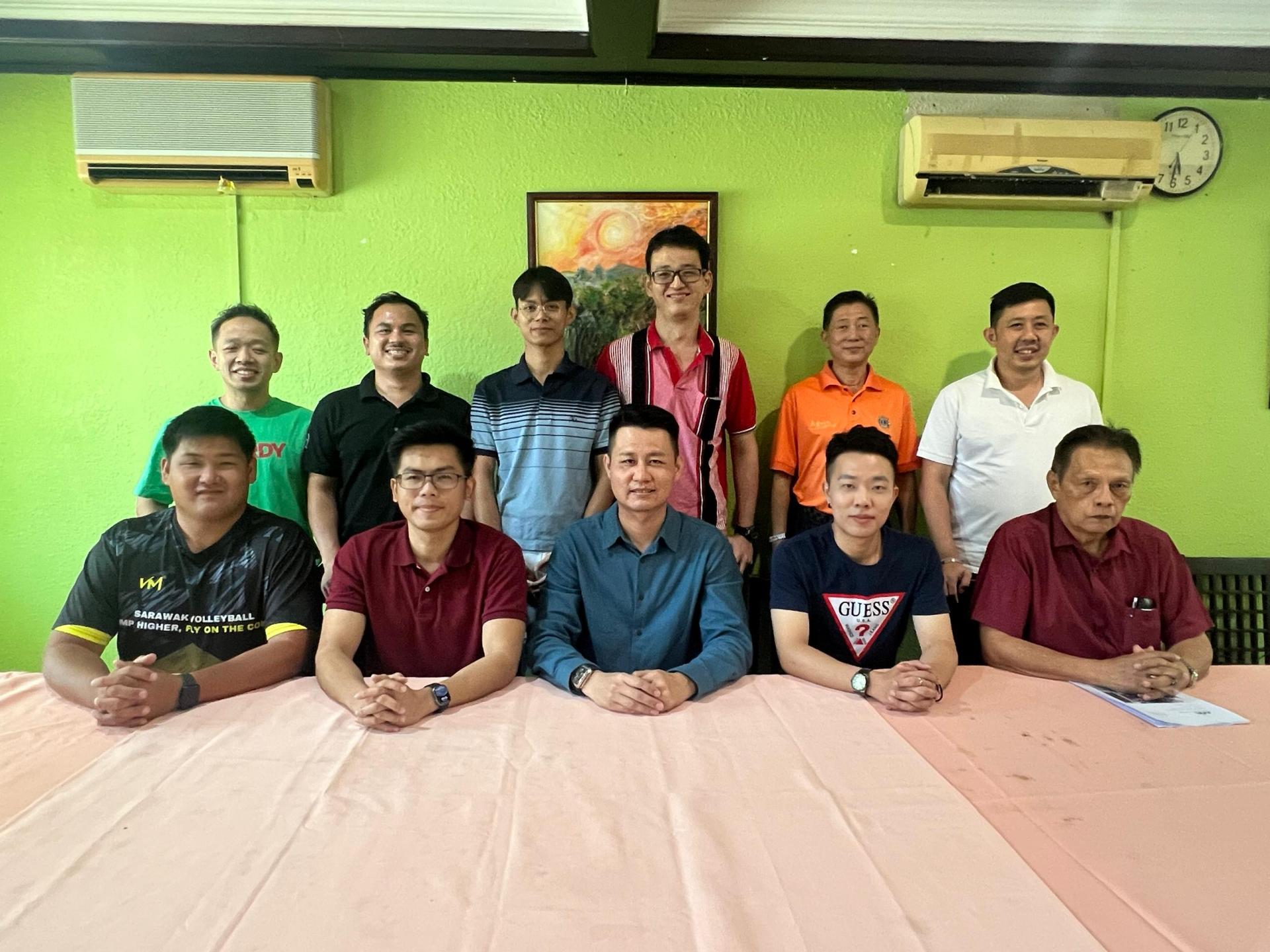 美里排球总总会在召开年度大会后合影。坐者中为会长林思健，左2为法律顾问罗立原，右2为主席温凯富。