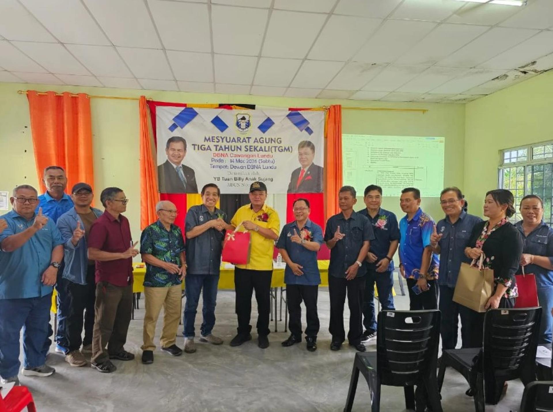 比利（中）在DBNA伦乐三年一次大会上接受苏依米（左6）致送的感谢纪念品。