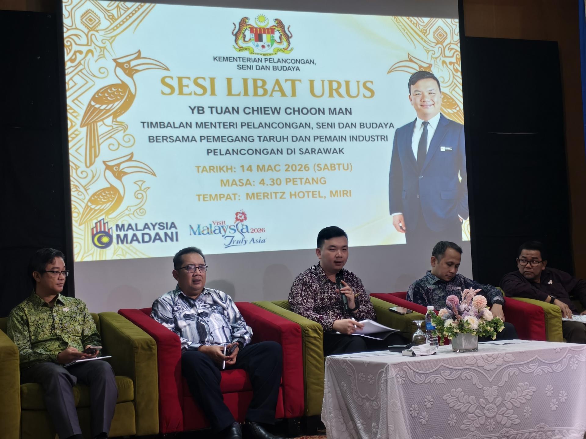 旅游、艺术及文化部副部长赵俊文（中）出席大马旅游局与利益相关者交流上聆听提问后，作出回应。