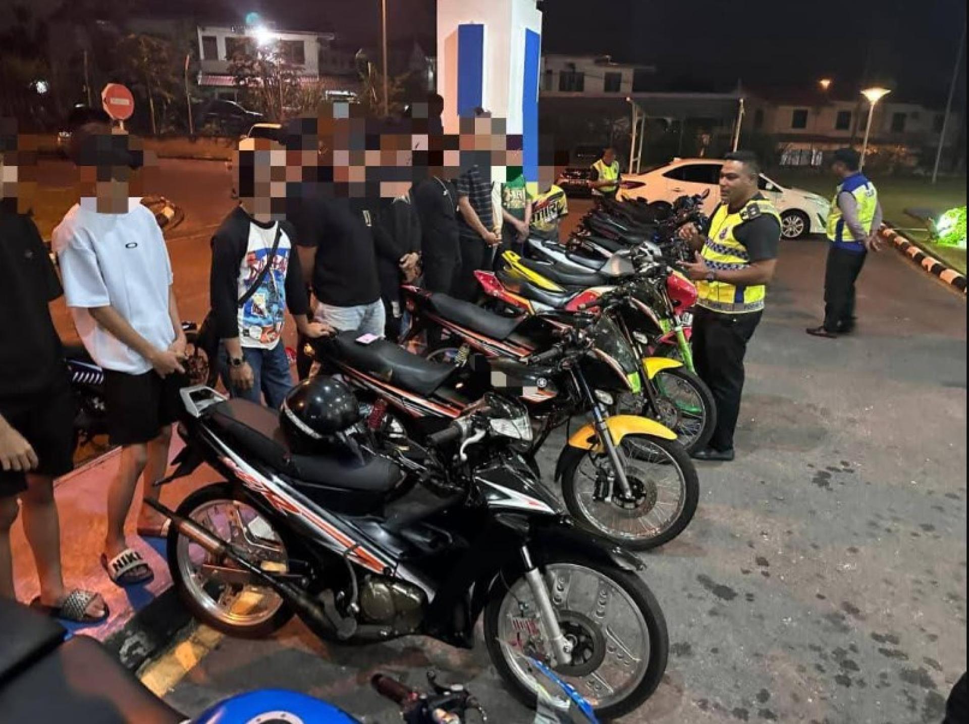 美里警区交通调查与执法组警员在“Ops Samseng Jalanan”取缔行动中检查被扣押的摩托车，以打击非法街头飙车及交通违规行为。