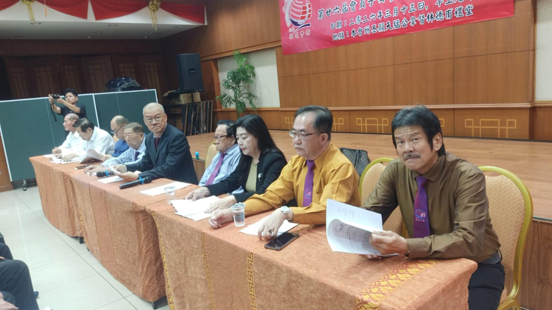 汶莱福建会馆主席方延和（右五）主持会员大会，右起为副主席方金星、教育与文教主任林源泰、秘书长陈丽珍、副主席林德福、副主席李永贞、永久名誉主席兼会务顾问林汉璋 、会务顾问林国钦。