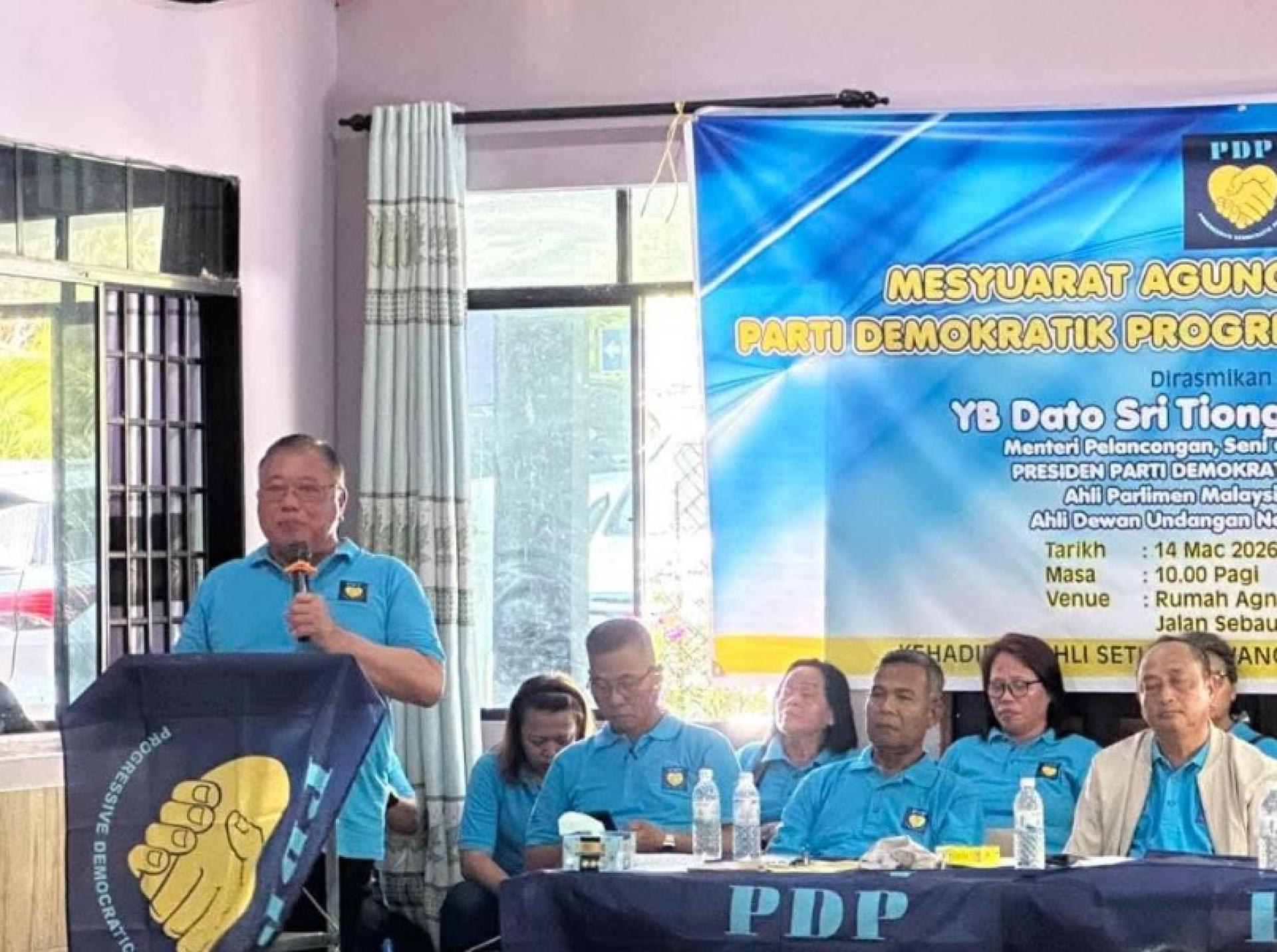 张庆信在民进党N.69格盟那支部三年一度大会上致词。