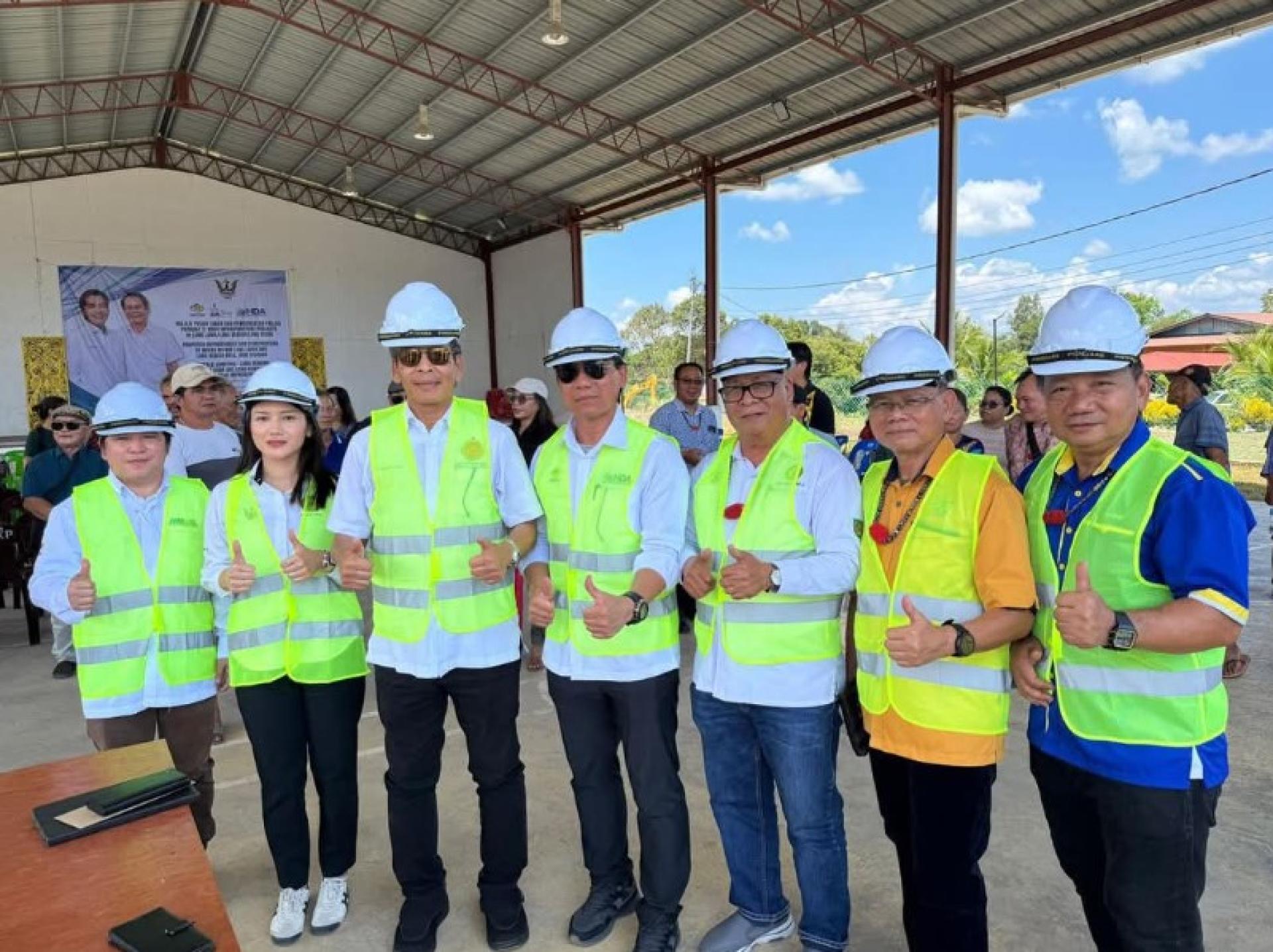 丹尼斯奥是在日前为 Simpang Temala－Long Bemang道路及Long Bemang支路工程主持动土仪式。