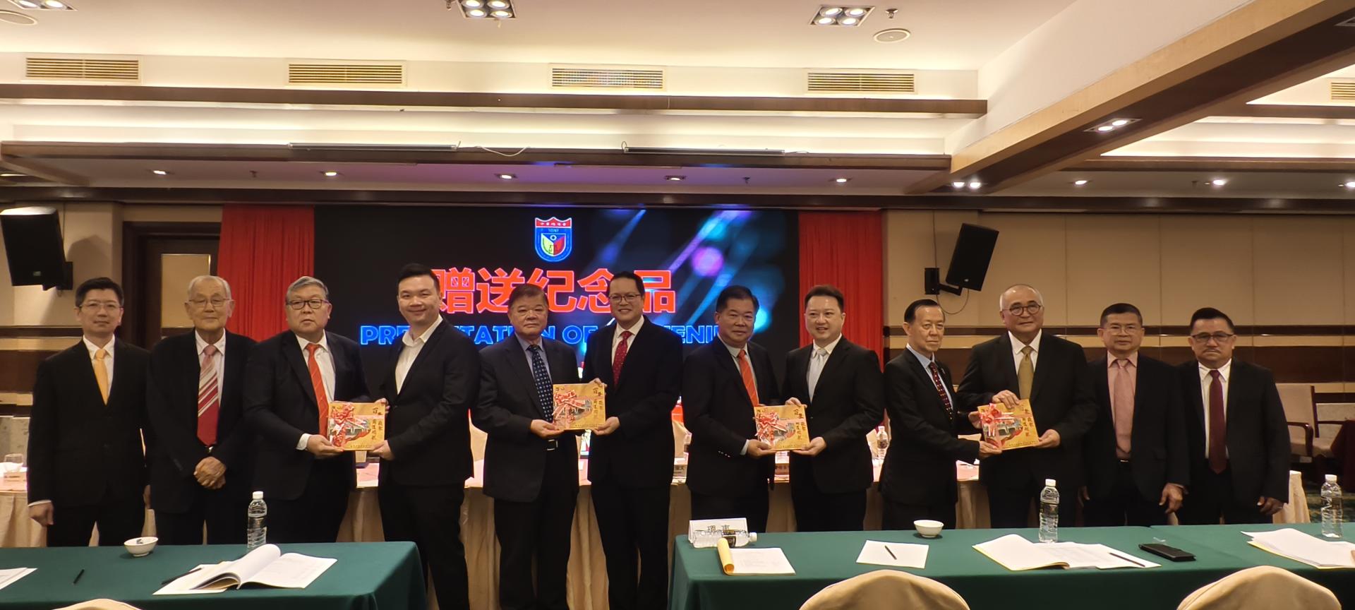 美里中总赠送100年纪念特辑给嘉宾们。左2起为美里中总名誉会长拿督斯里李旭同，第一副理事长卢耀喜，联邦旅游、艺术及文化部副部长兼美里国会议员赵俊文，美里中总理事长林昌陞，砂拉越交通部长拿督斯里李景胜的代表彭小菶，第二副理事长林启钦，砂旅游副部长拿督陈超耀代表美里市议员谢家梁，宋志强、美里市市长俞小珊，以及名誉会长李开运等。